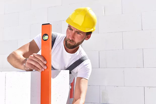 Wand mit Porenbetonsteinen mauern