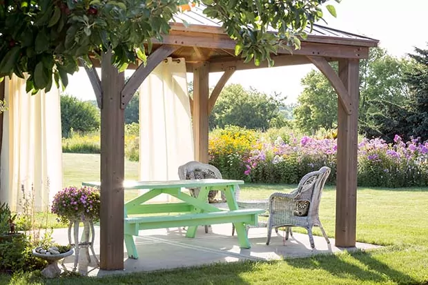 Schattenspender im Garten Pavillon