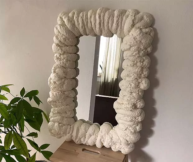 DIY Anleitung Spiegel mit Bauschaum verschönern.