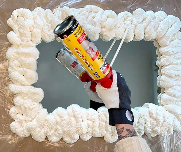 DIY Anleitung Spiegel mit Bauschaum verschönern. Schritt 2: Bauschaum aufsprühen.