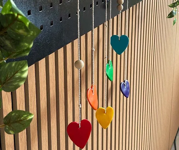 DIY Anleitung bunte Gartendeko selber machen.
