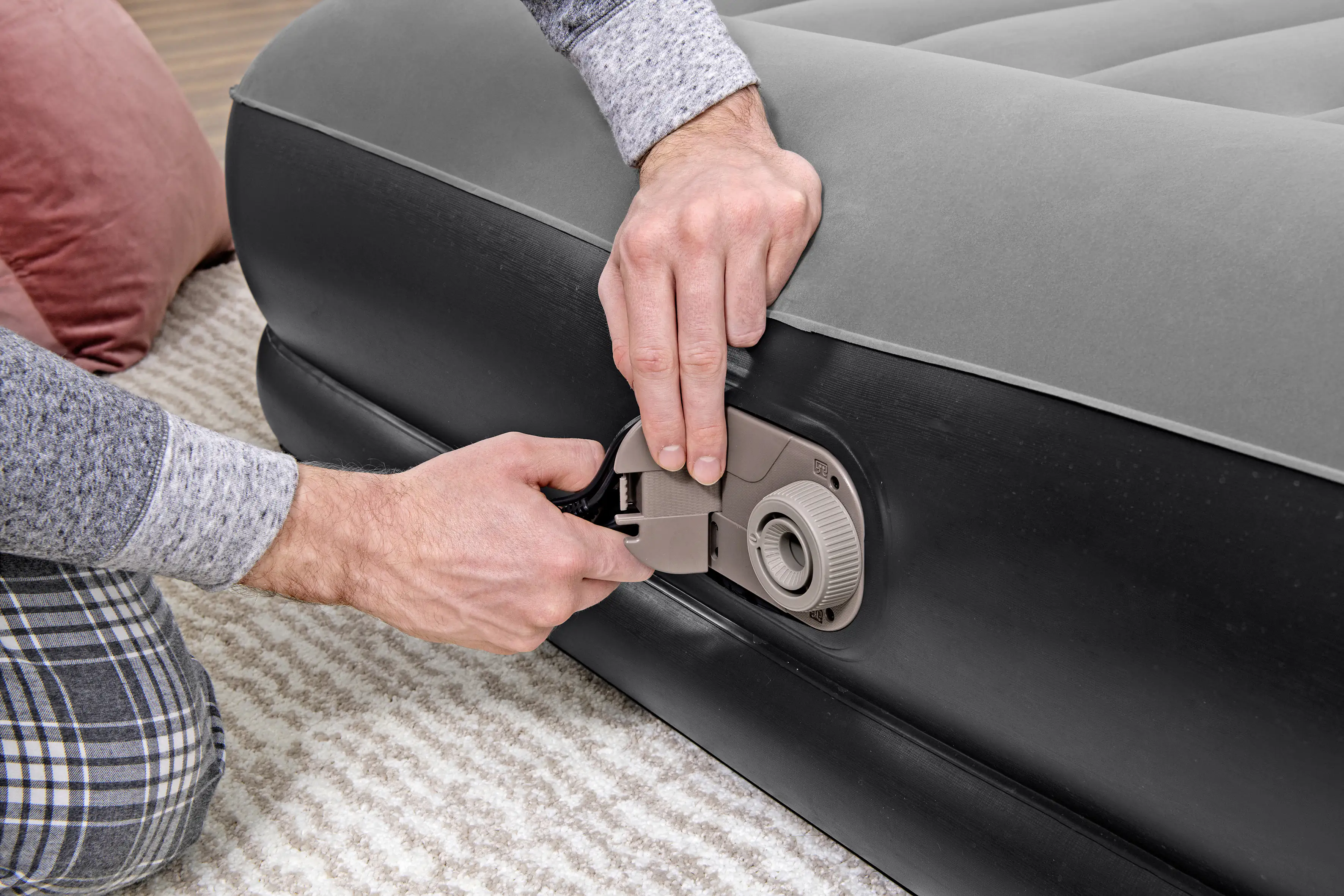 Bestway Luftbett TriTech 203 x 152 x 36 cm mit integrierter Luftpumpe