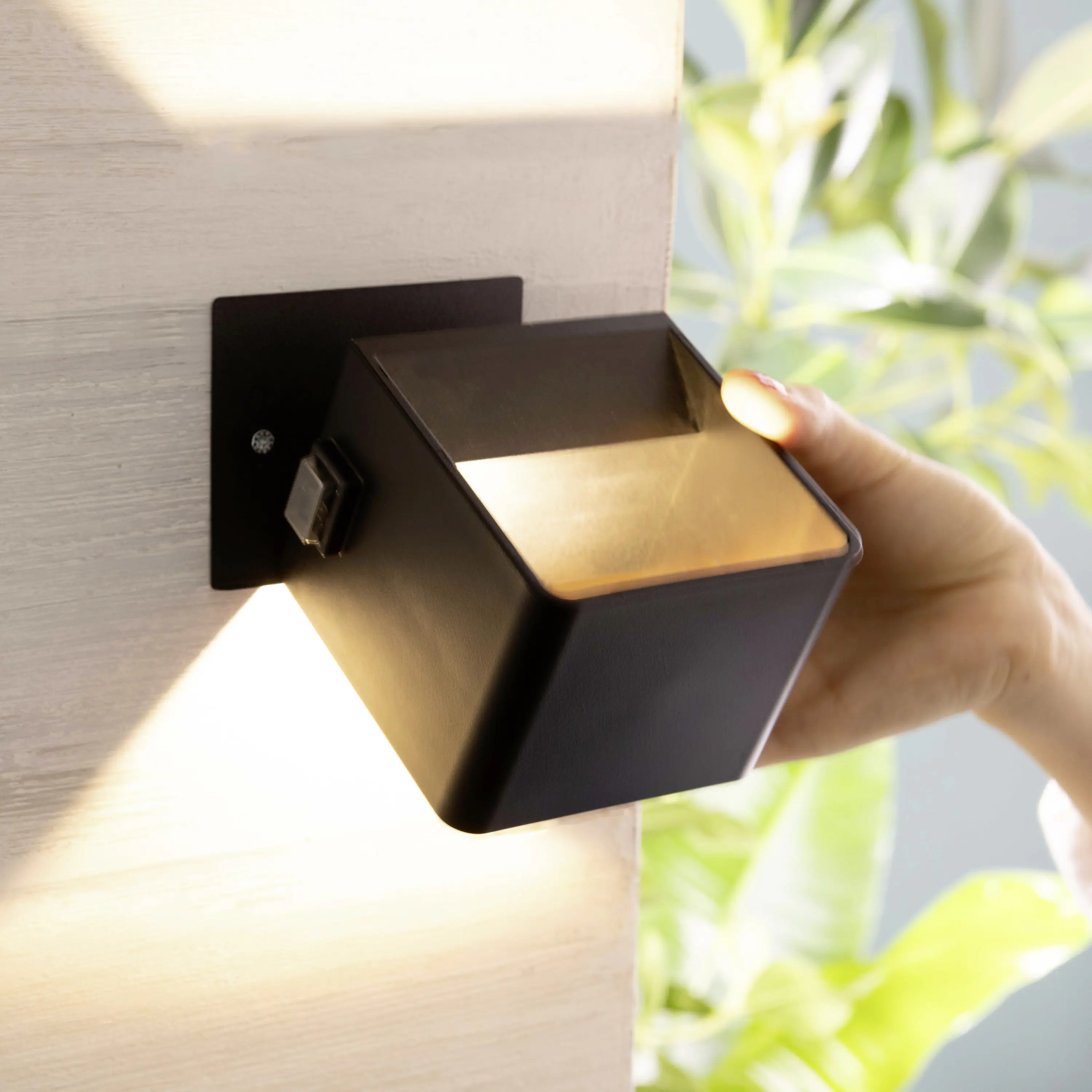 Brilliant Iseo LED Außenleuchte 4 W mit Bewegungsmelder und USB-Anschluss schwarz