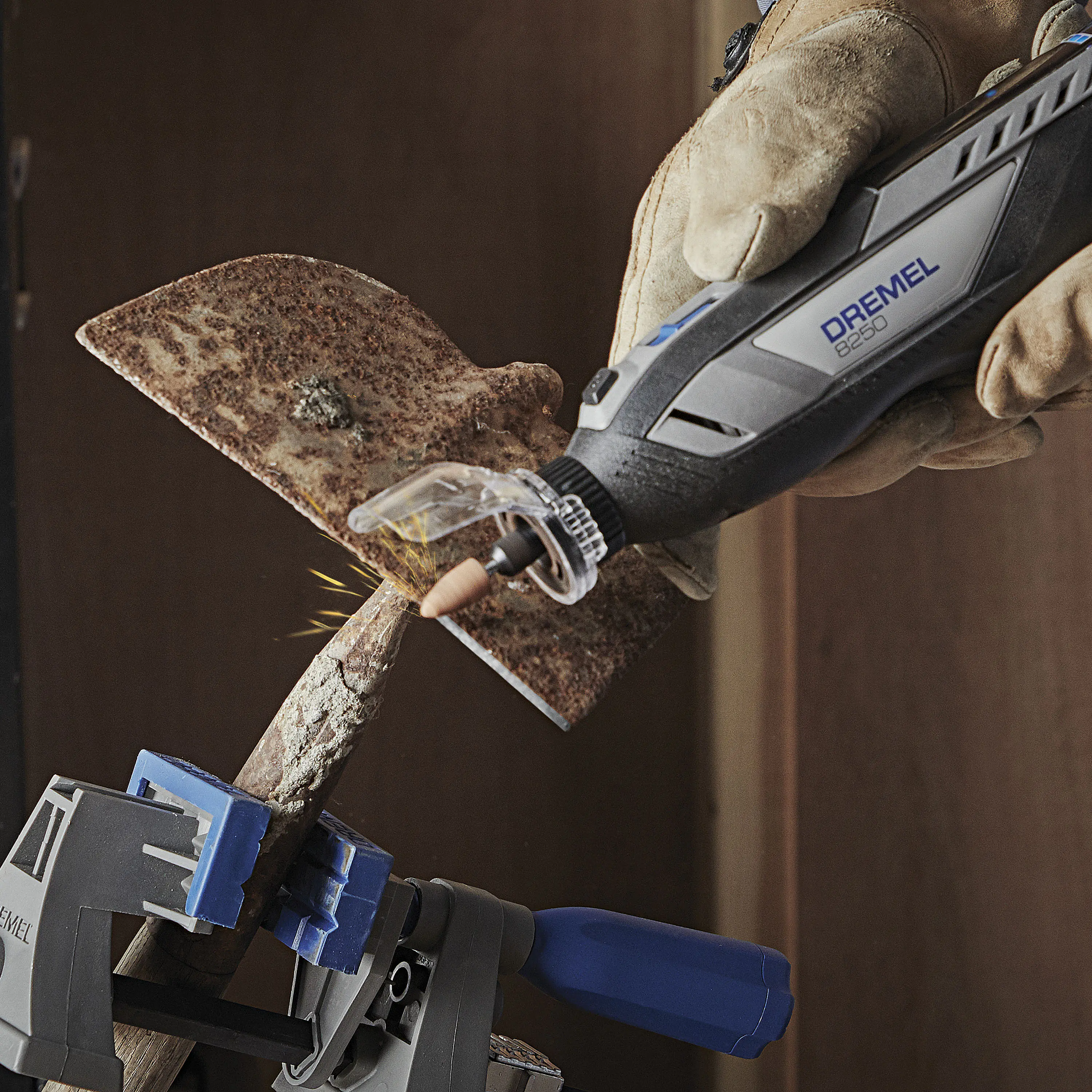 Dremel Akku-Multitool 8250-5 12V 2 Ah mit 5-teiligem Zubehör