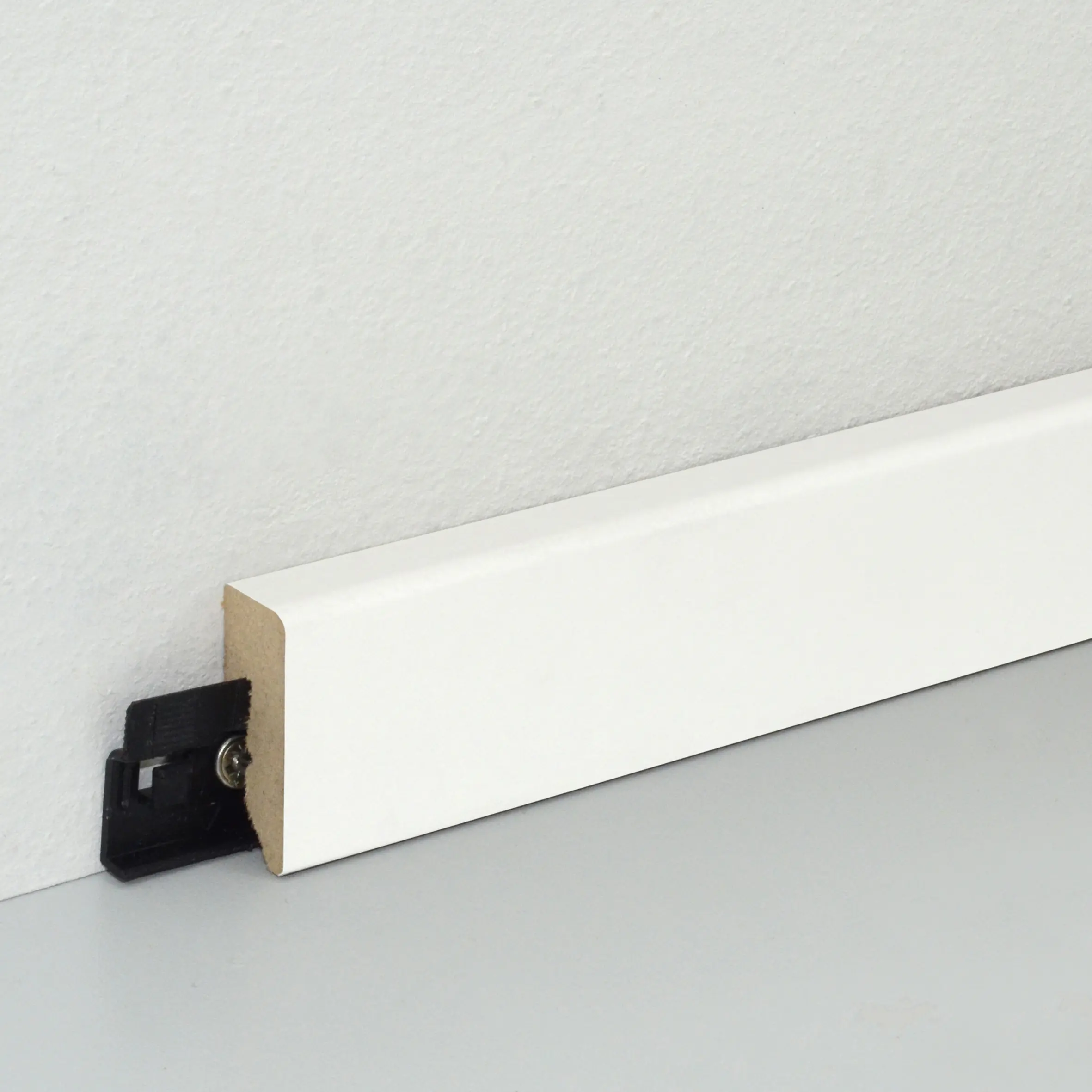 Neuhofer Fußleiste 240 cm x 38,5 x 15 mm weiß foliert
