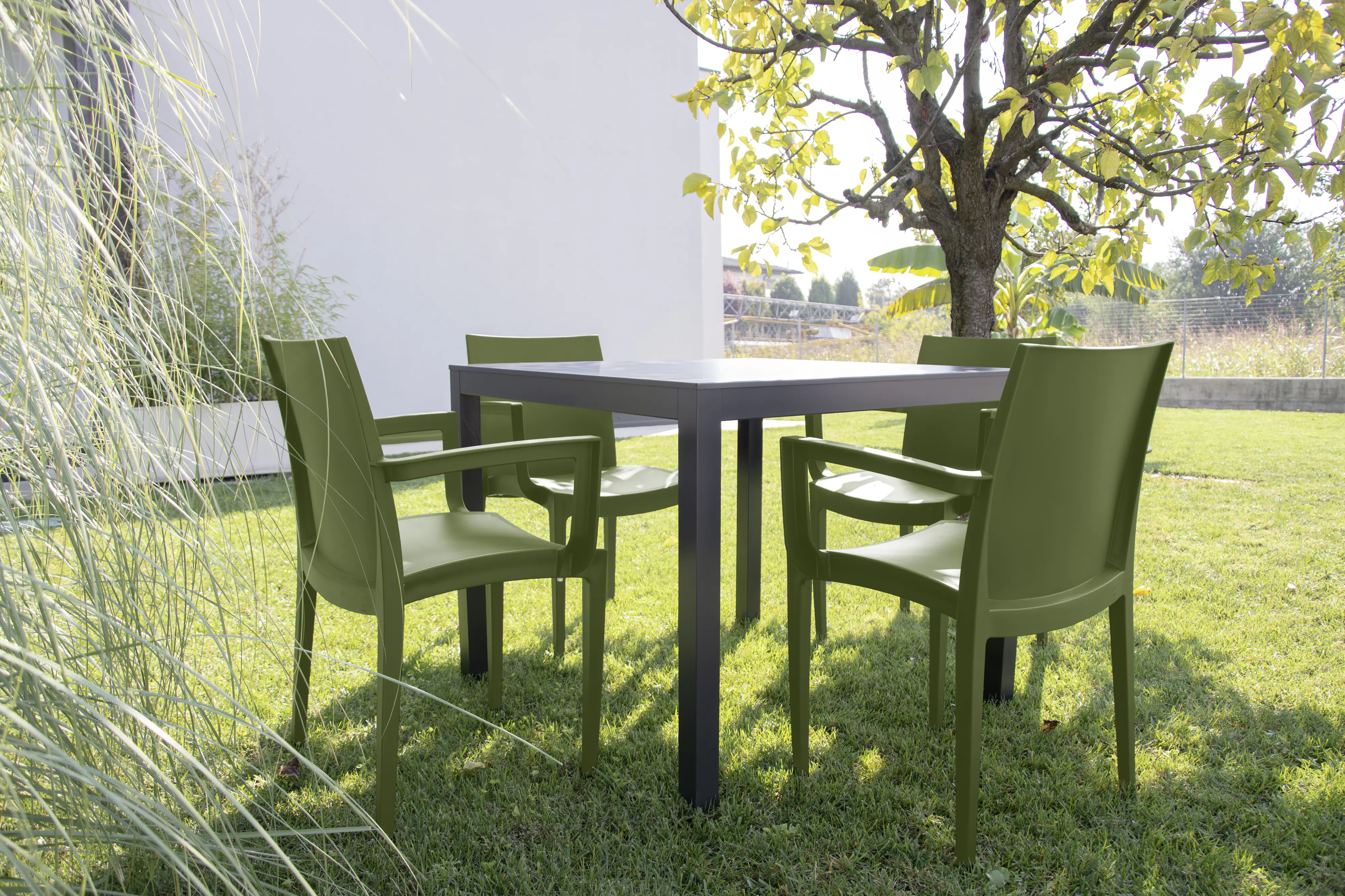 Grandsoleil Gartenstuhl Kunststoff Venice mit Armlehne olivgrün