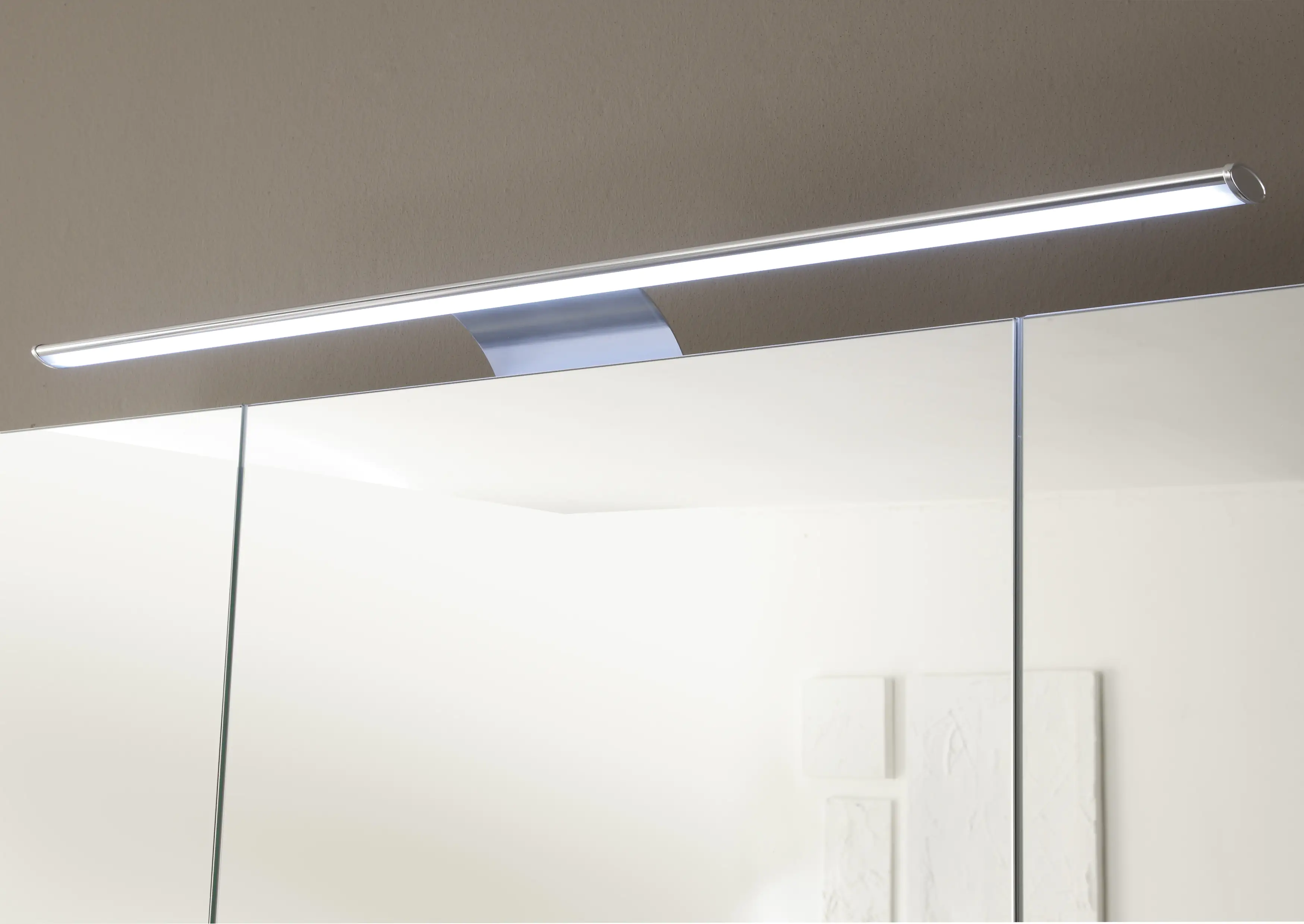 Pelipal Badmöbel-Set 6005 Weiß Hgl mit Mineralmarmor-Waschtisch + LED-Aufsatzleuchte 122 cm