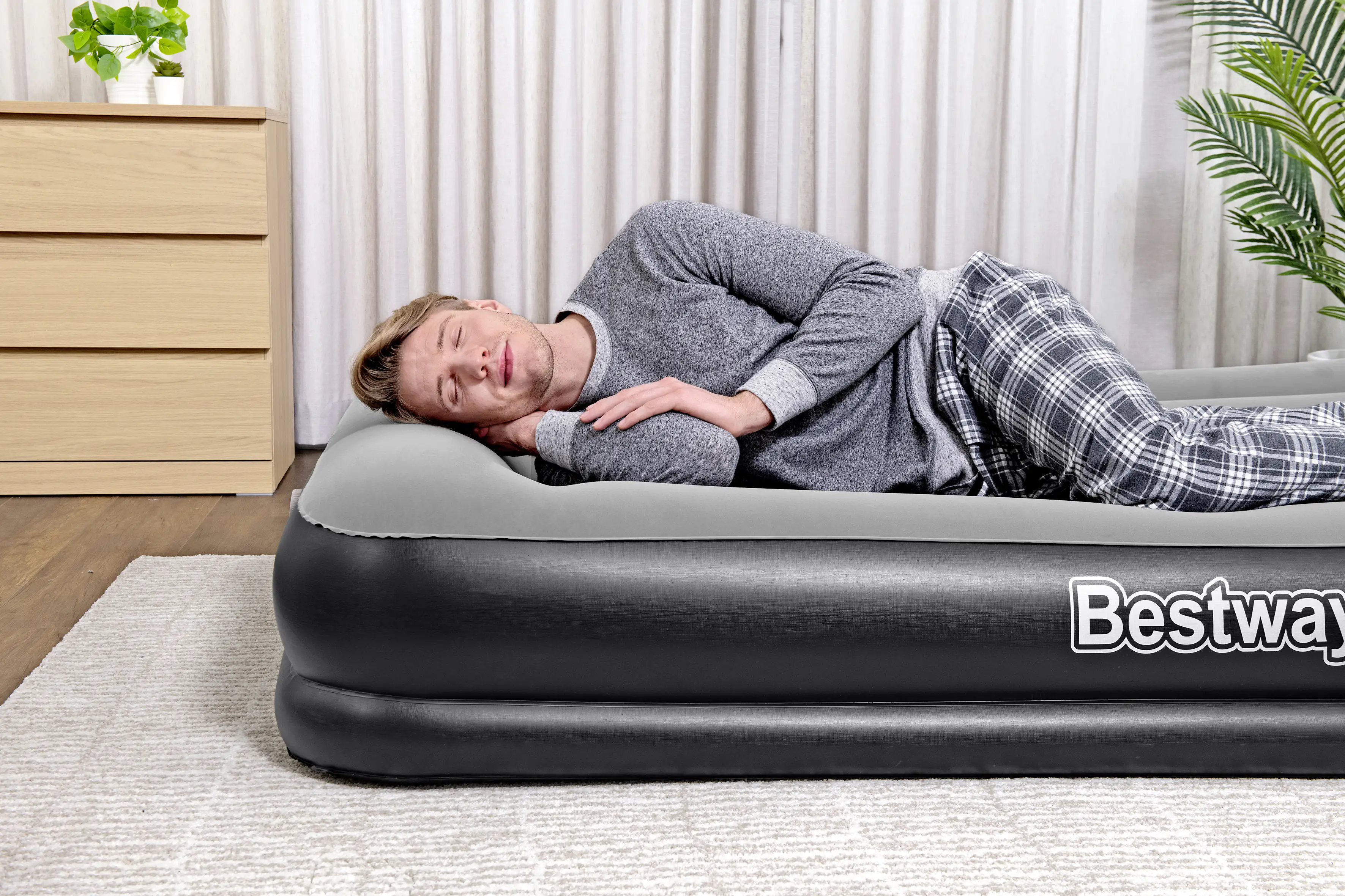 Bestway Luftbett TriTech 203 x 152 x 36 cm mit integrierter Luftpumpe