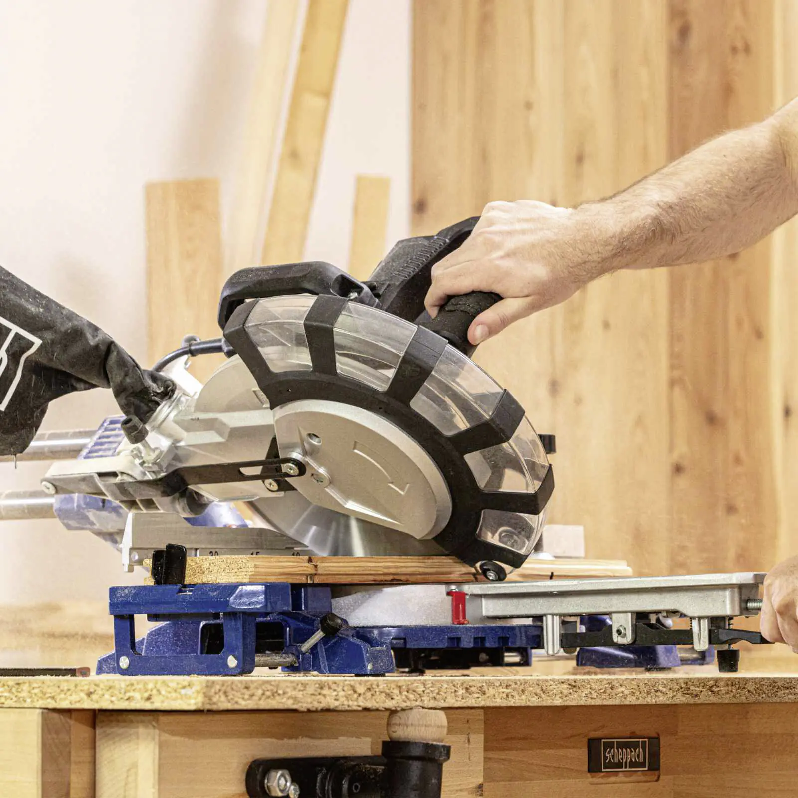 Scheppach Kapp-, Zug- und Gehrungssäge HM216SPX 2.000 W Lasermarkierhilfe