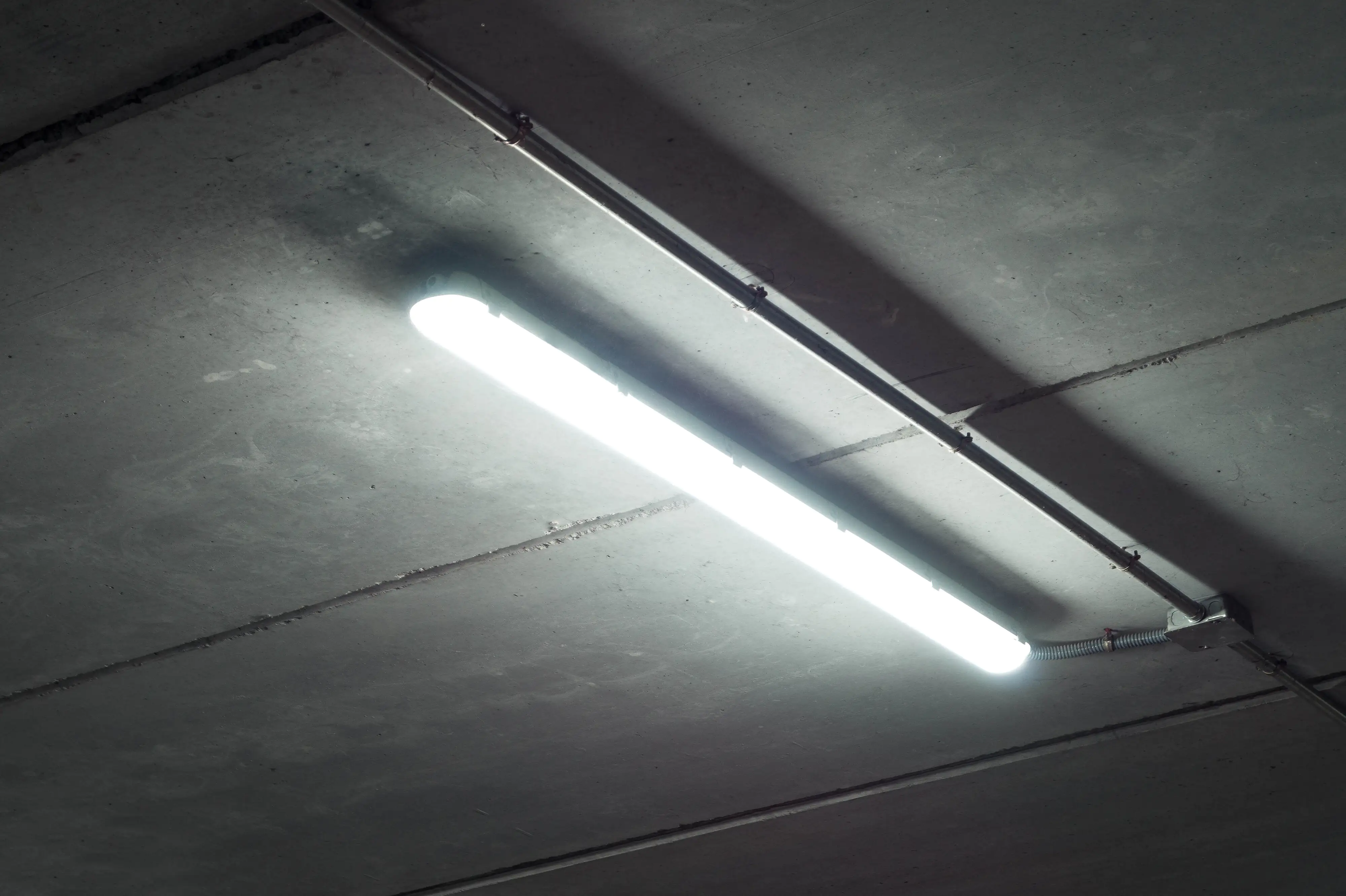 Light & More LED Feuchtraumleuchte 2-flammig 127 cm T8 18 W grau
