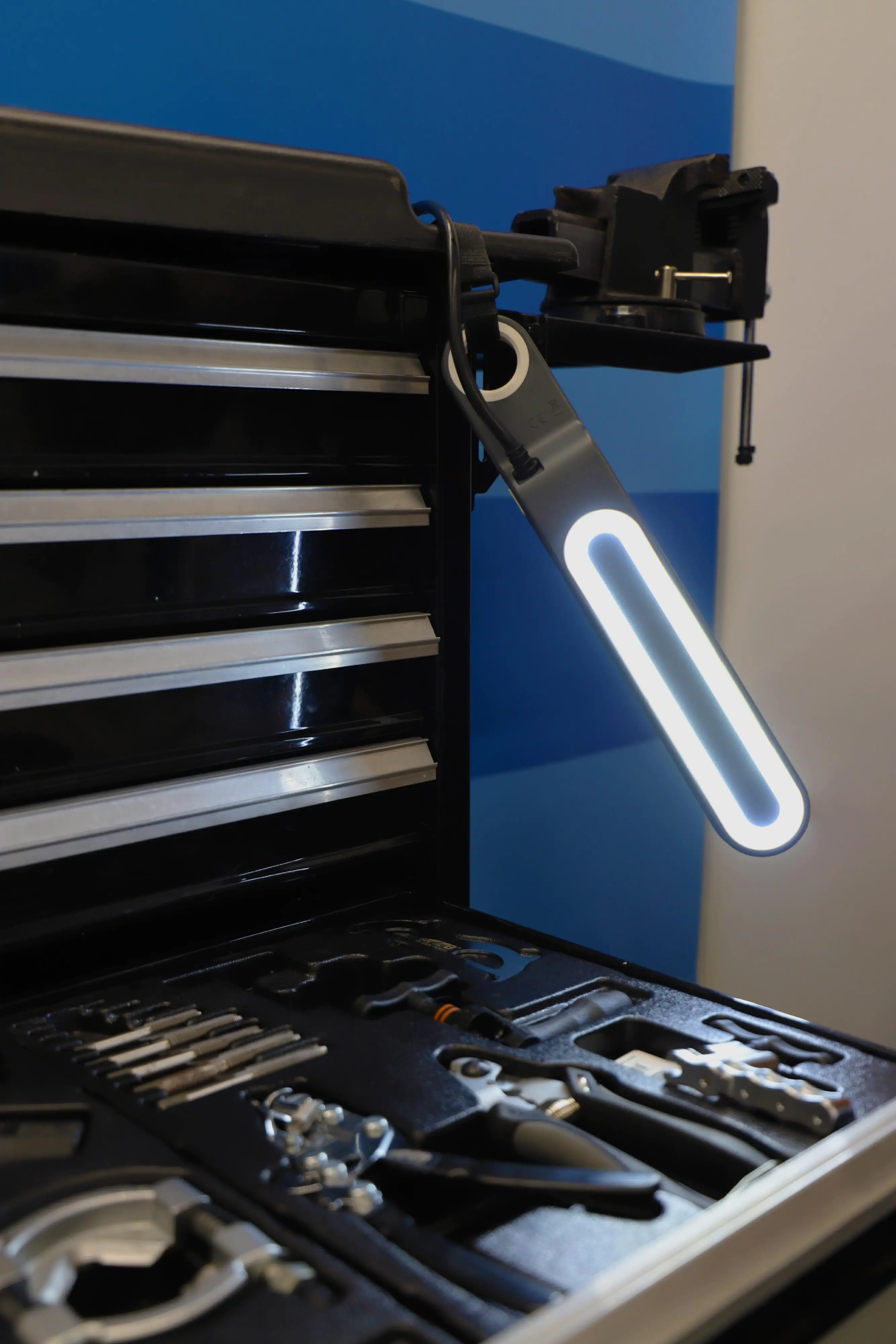 LED Steckdosenleiste mit Arbeitsleuchte mit 4 Schutzkontaktsteckdosen, anthrazit