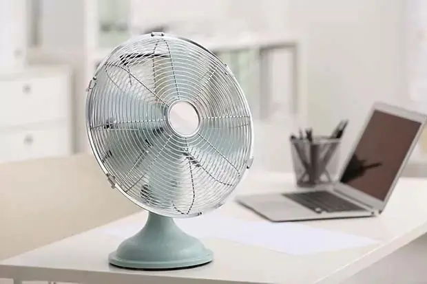 Ein Ventilator steht auf einem Tisch.