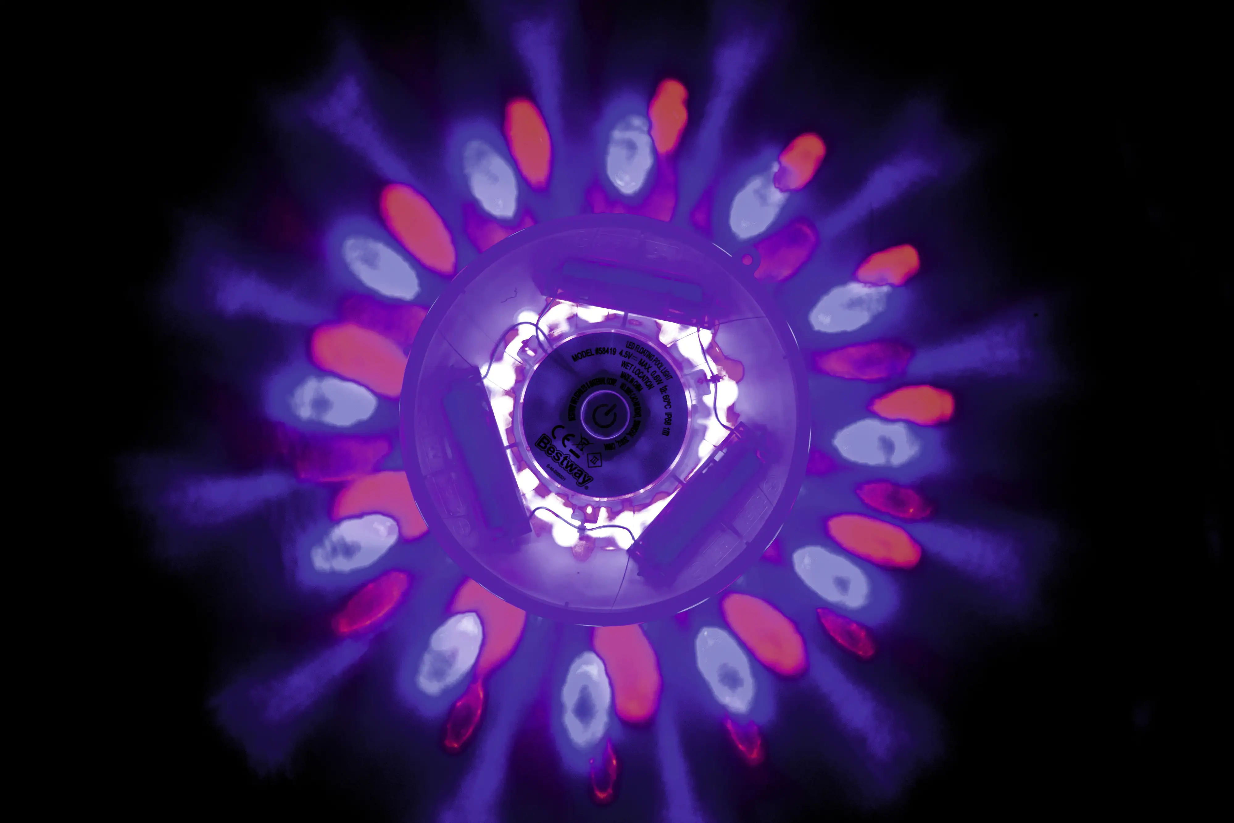 Bestway Flowclear Schwimmende batteriebetriebene LED-Poolleuchte Ø14 cm