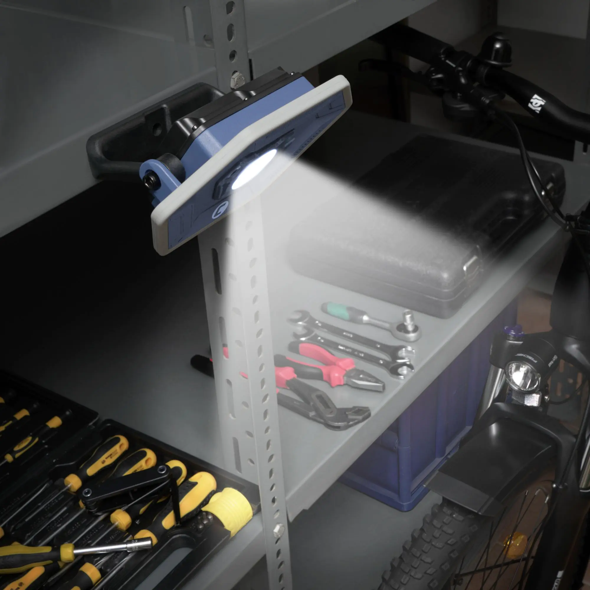 Cartrend LED-Flutlichtstrahler mit neigbaren Magnetfuß 3000 Lumen
