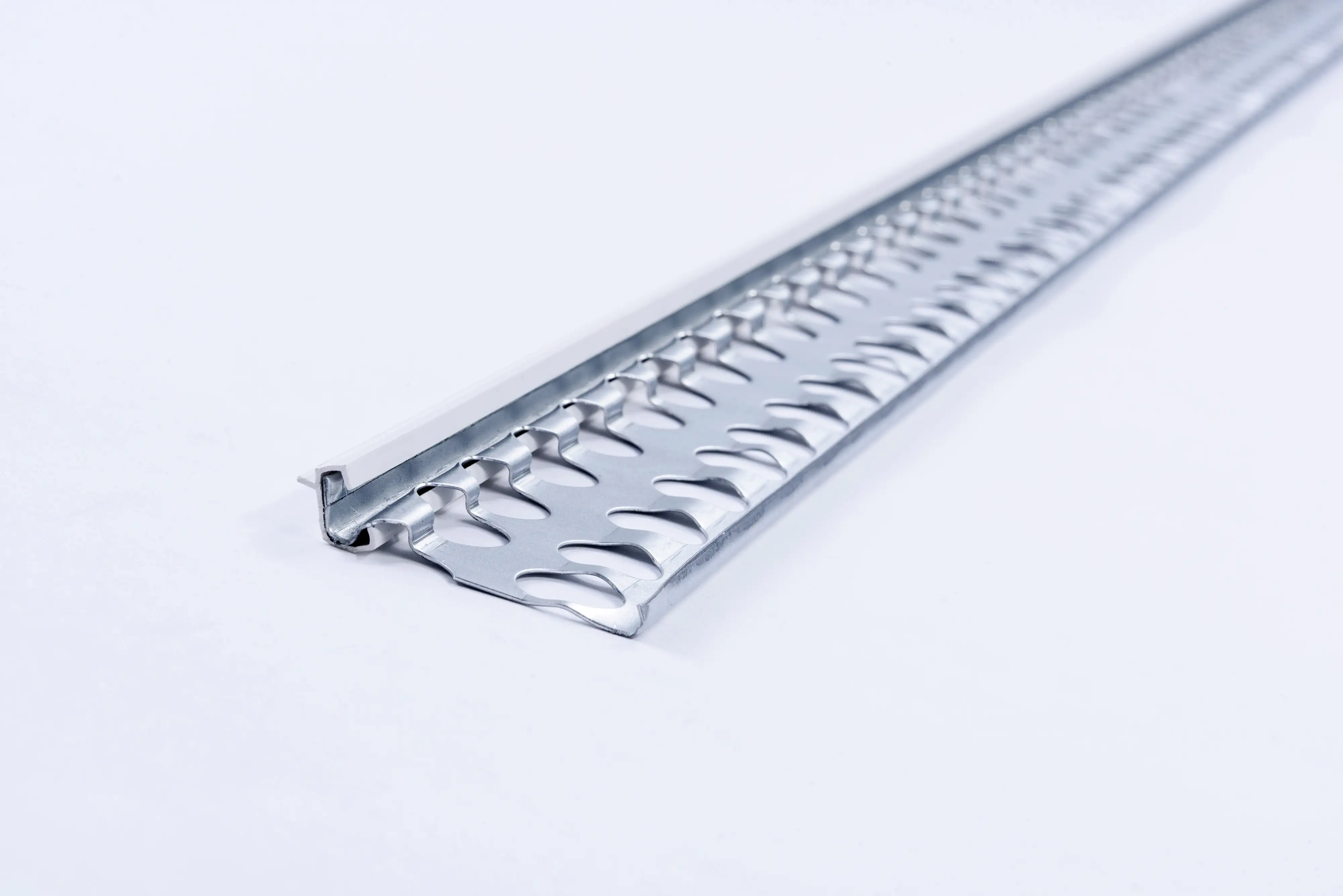 Baukom Sockelprofil Stahlblech verzinkt mit PVC-Überzug weiß, 2,5 m lang