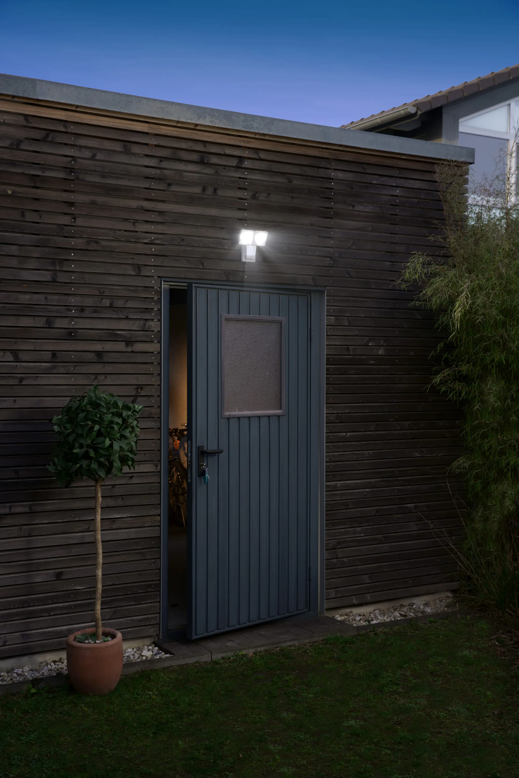 Ledvance LED Außenleuchte Endura Pro Spot Sensor weiß