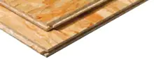 Zwei übereinanderliegende OSB-Platten mit Nut-und-Feder-Verbindung, aus groben Holzspänen gepresst.
