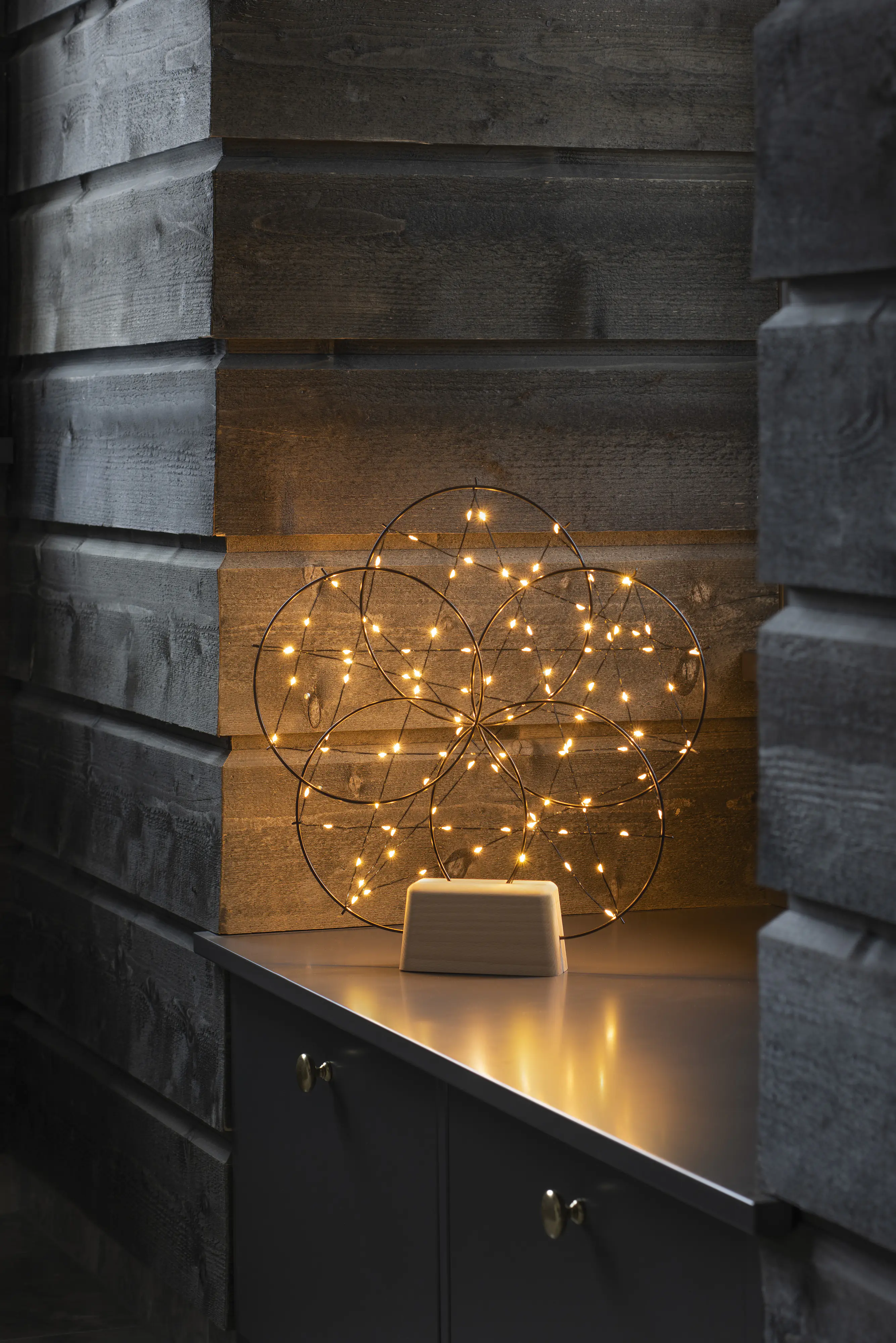 Konstsmide LED Leuchtsilhouette 5 kleine Ringe mit Holz2fuß 100 Dioden bernstein