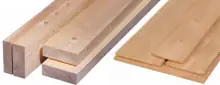 Zwei Arten von Holzmaterial auf weißem Hintergrund: links rechteckige Bauhölzer, rechts Nut-und-Feder-Profilbretter in naturbelassener Optik.
