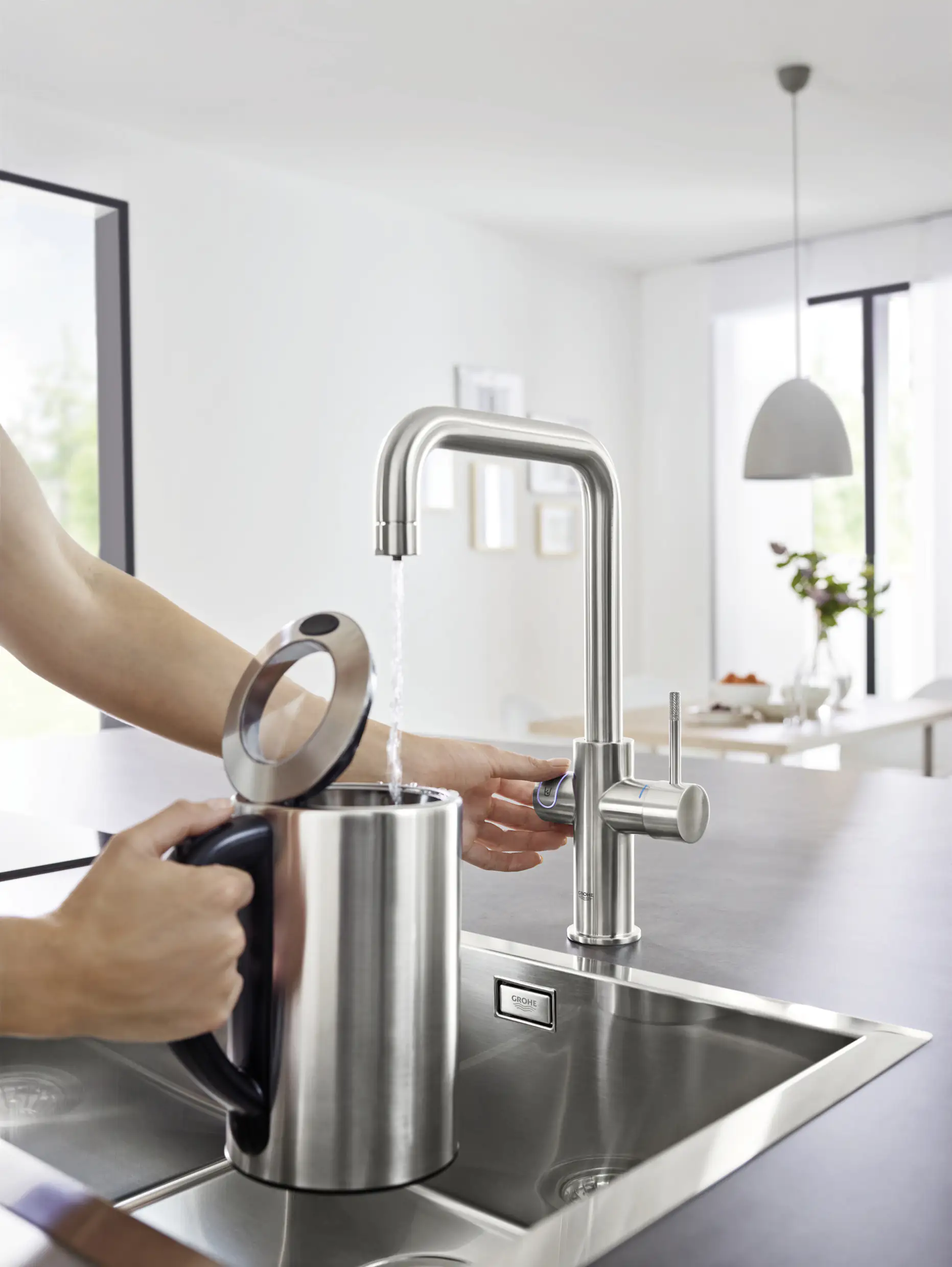 Grohe Küchenarmatur Blue Home mit Küh­lein­heit und Was­ser­fil­ter Super Steel