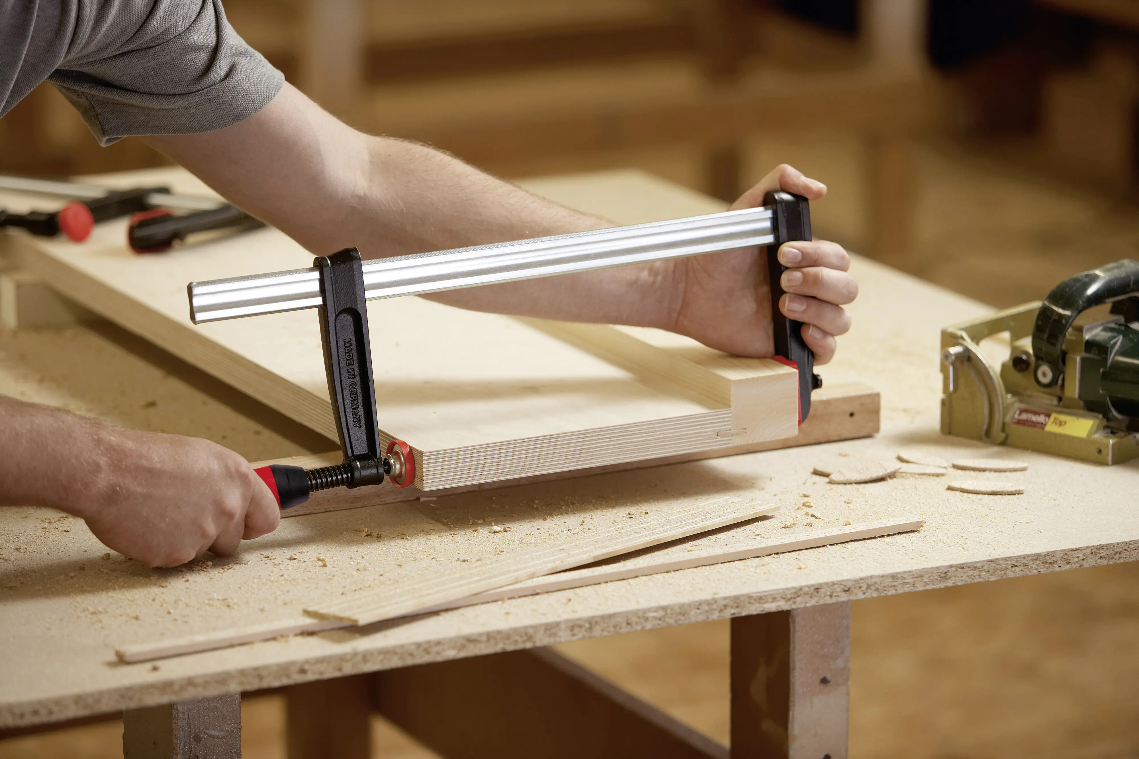 Bessey Tempergusszwinge 2-Komponentengriff mit Schutzkappen