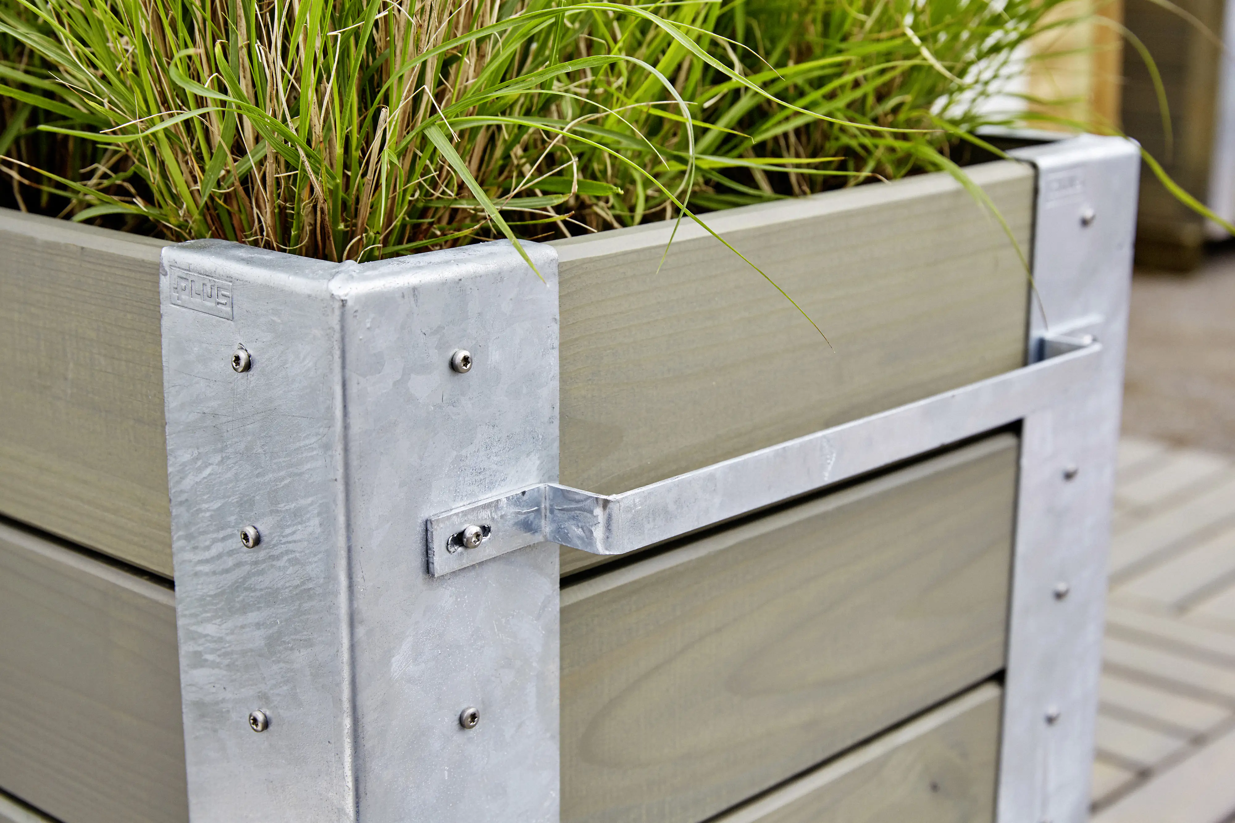 Plus Blumenkasten Cubic mit Räder Druckimpräg. RAL 7023 Graubraun