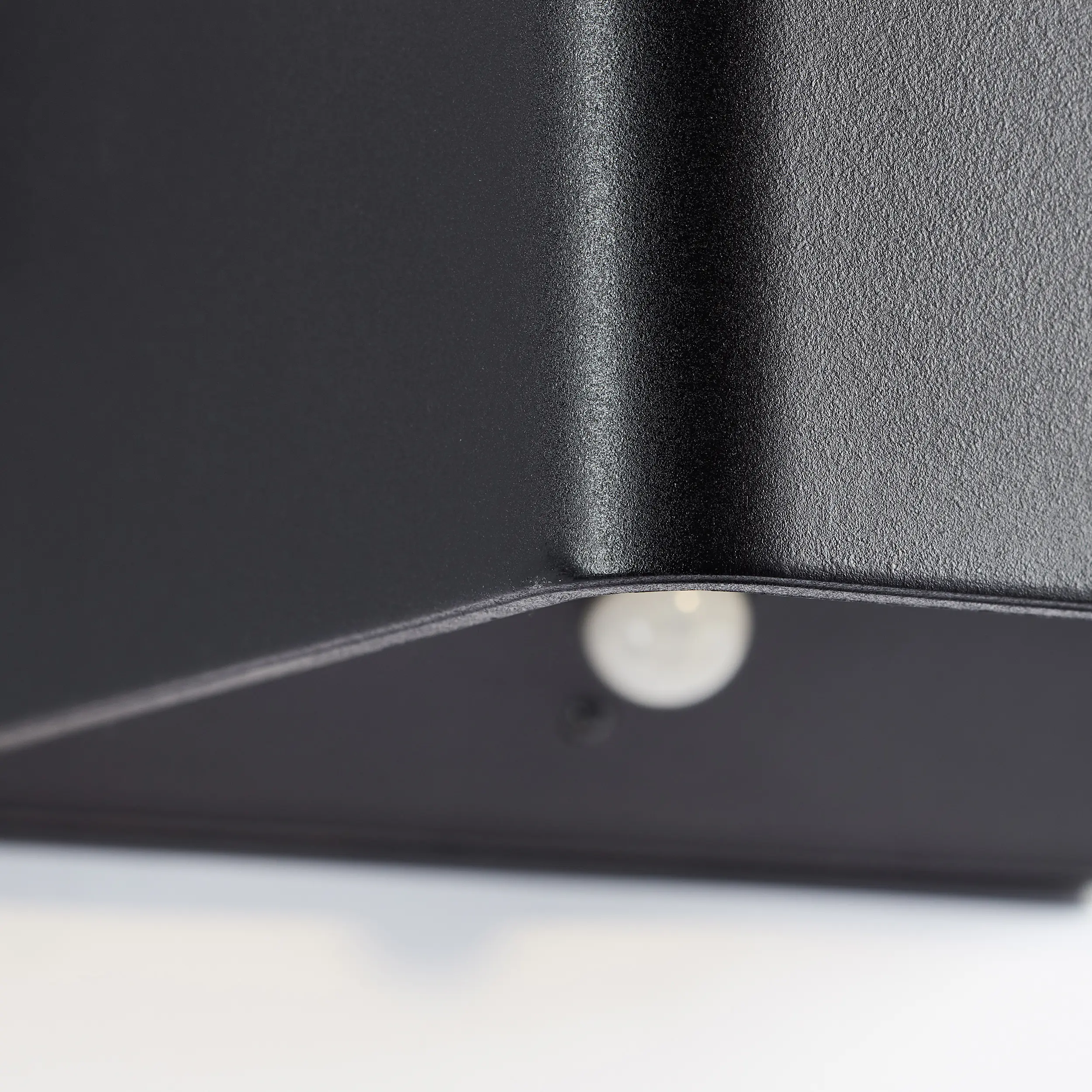 Brilliant Iseo LED Außenleuchte 4 W mit Bewegungsmelder und USB-Anschluss schwarz