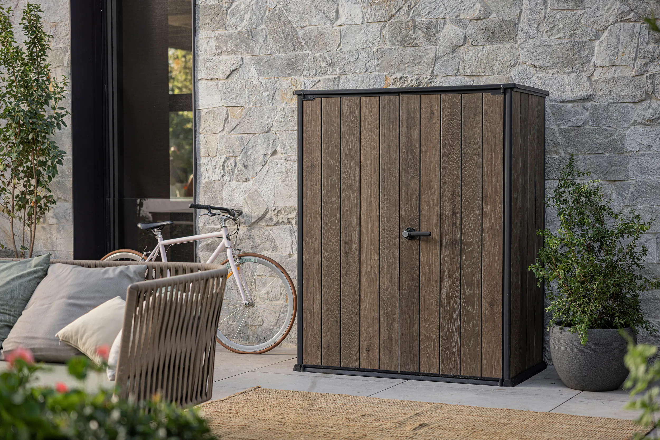 Keter Kunststoff Gartenschrank Signature Walnuss Alto 140 x 73,6 x 170,4 cm braun Holzoptik 