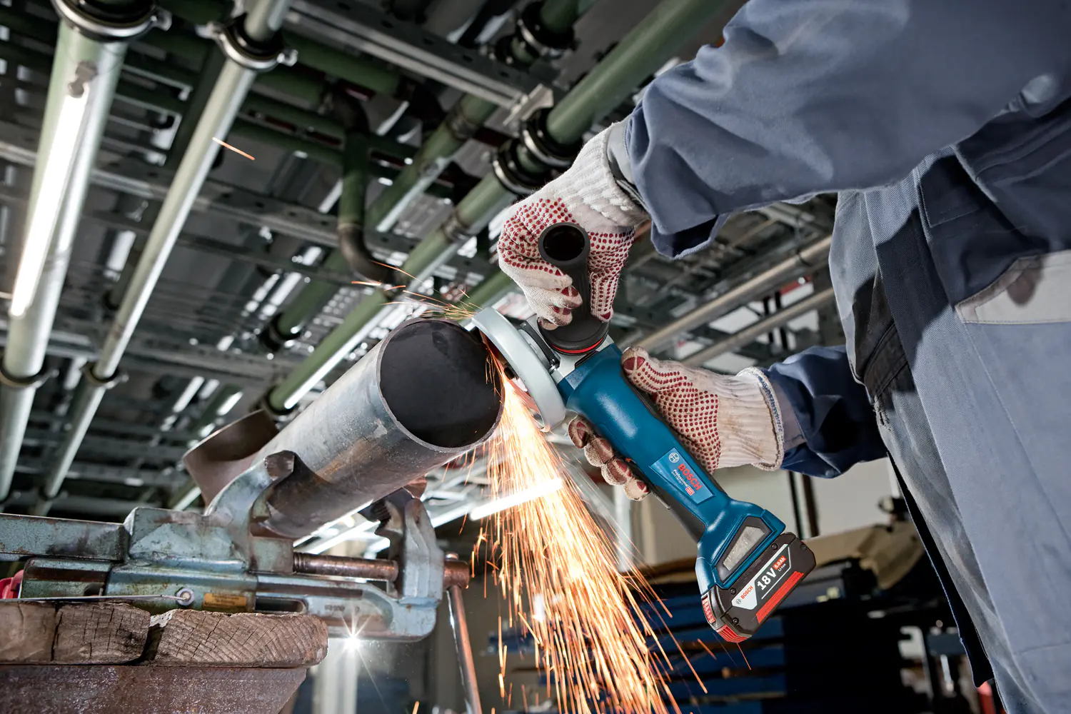 Bosch Professional Akku-Winkelschleifer GWS 18V-10 P Solo L-Boxx