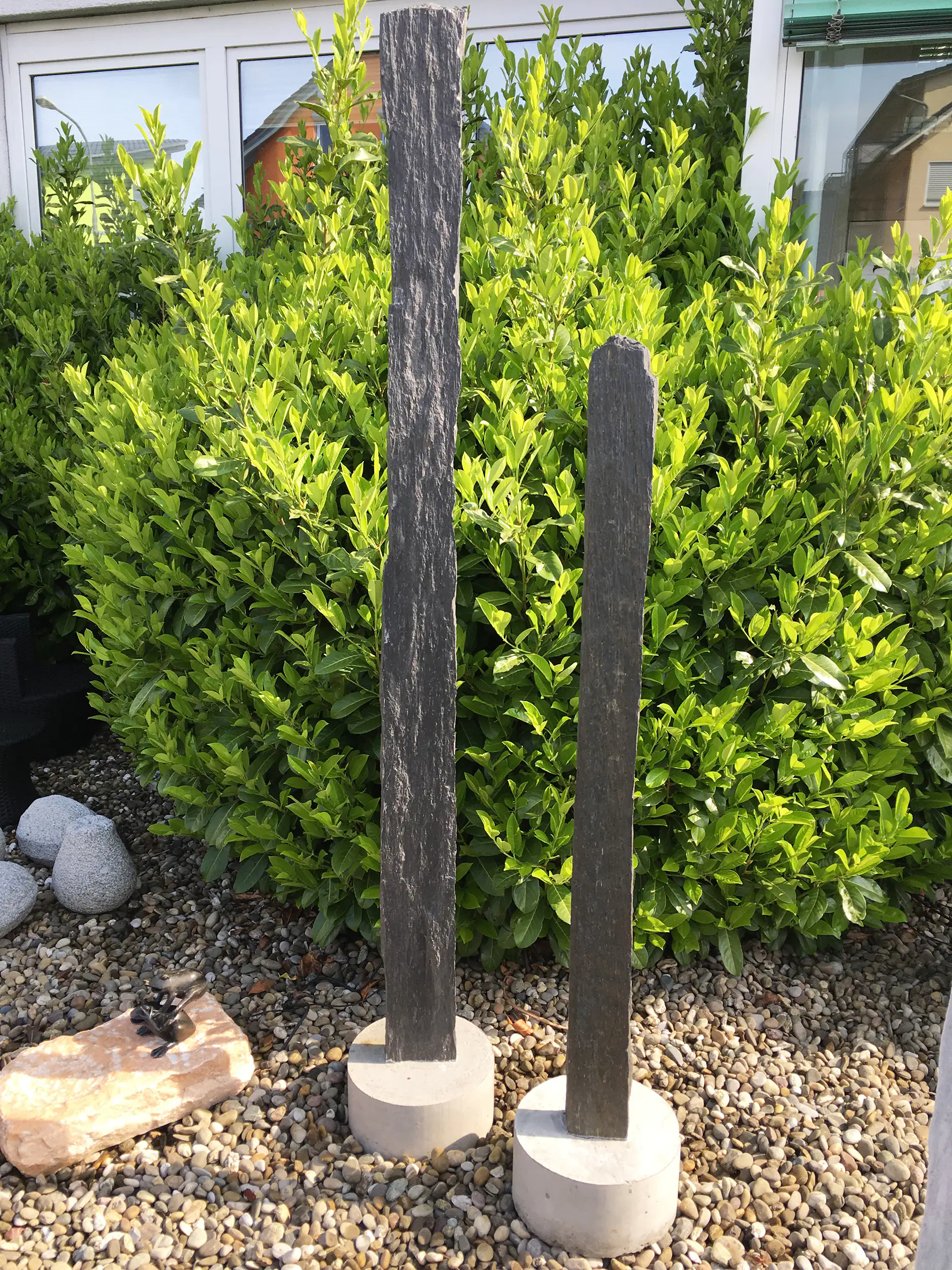 Naturquarzitstele weiß, Gesamthöhe ca. 75 cm inklusive Betonsockel