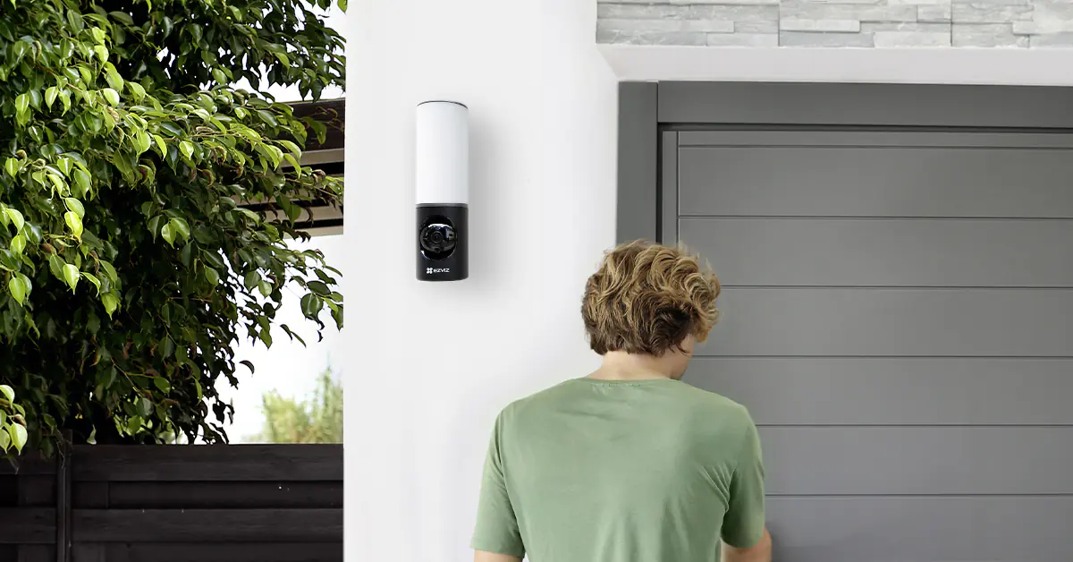 Ezviz Wlan Outdoor Kameraleuchte LC3 mit Gegensprechfunktion