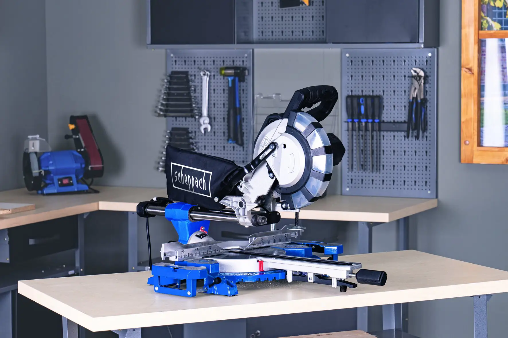Scheppach Kapp-, Zug- und Gehrungssäge HM216SPX 2.000 W Lasermarkierhilfe