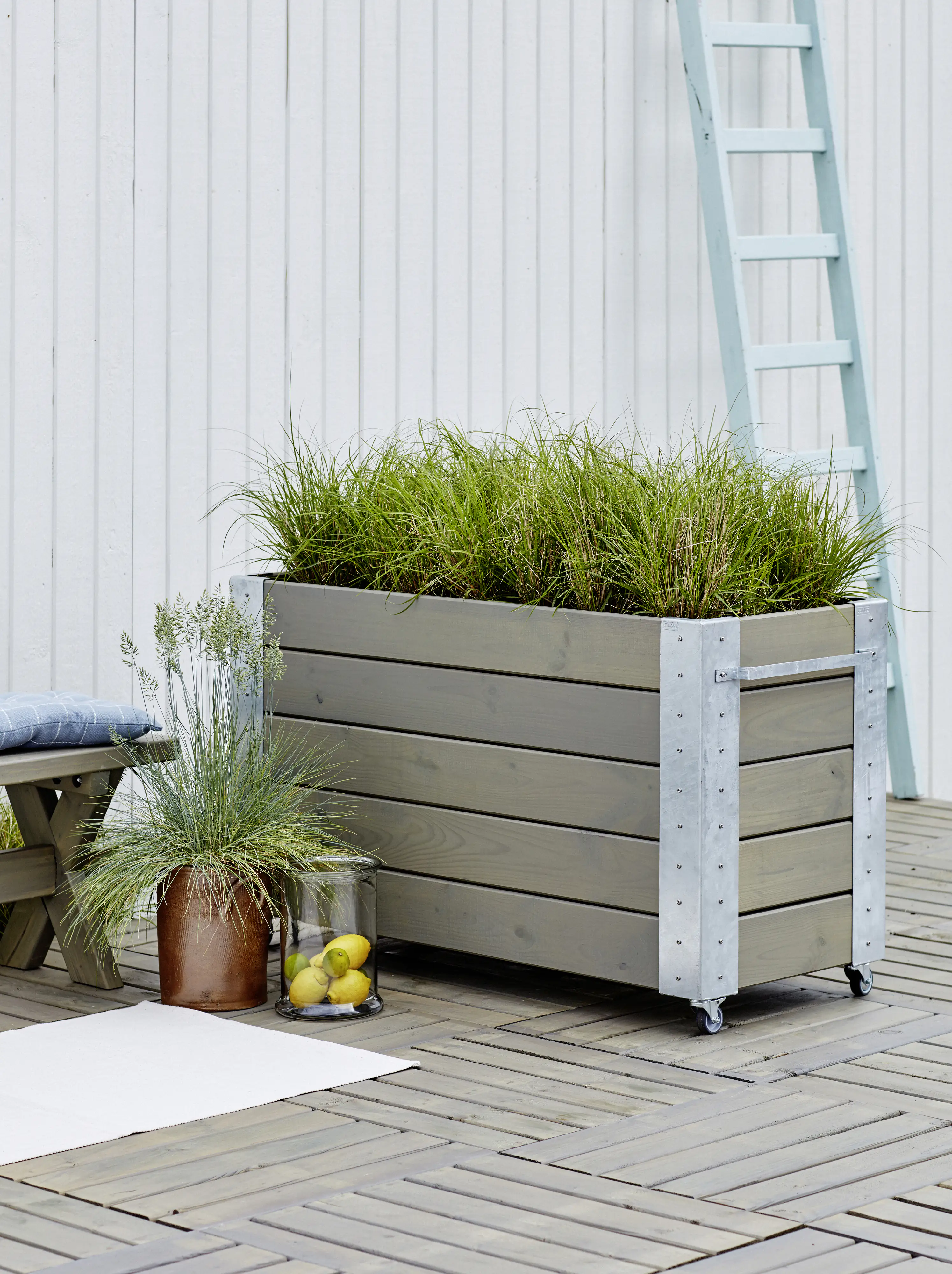 Plus Blumenkasten Cubic mit Räder Druckimpräg. RAL 7023 Graubraun