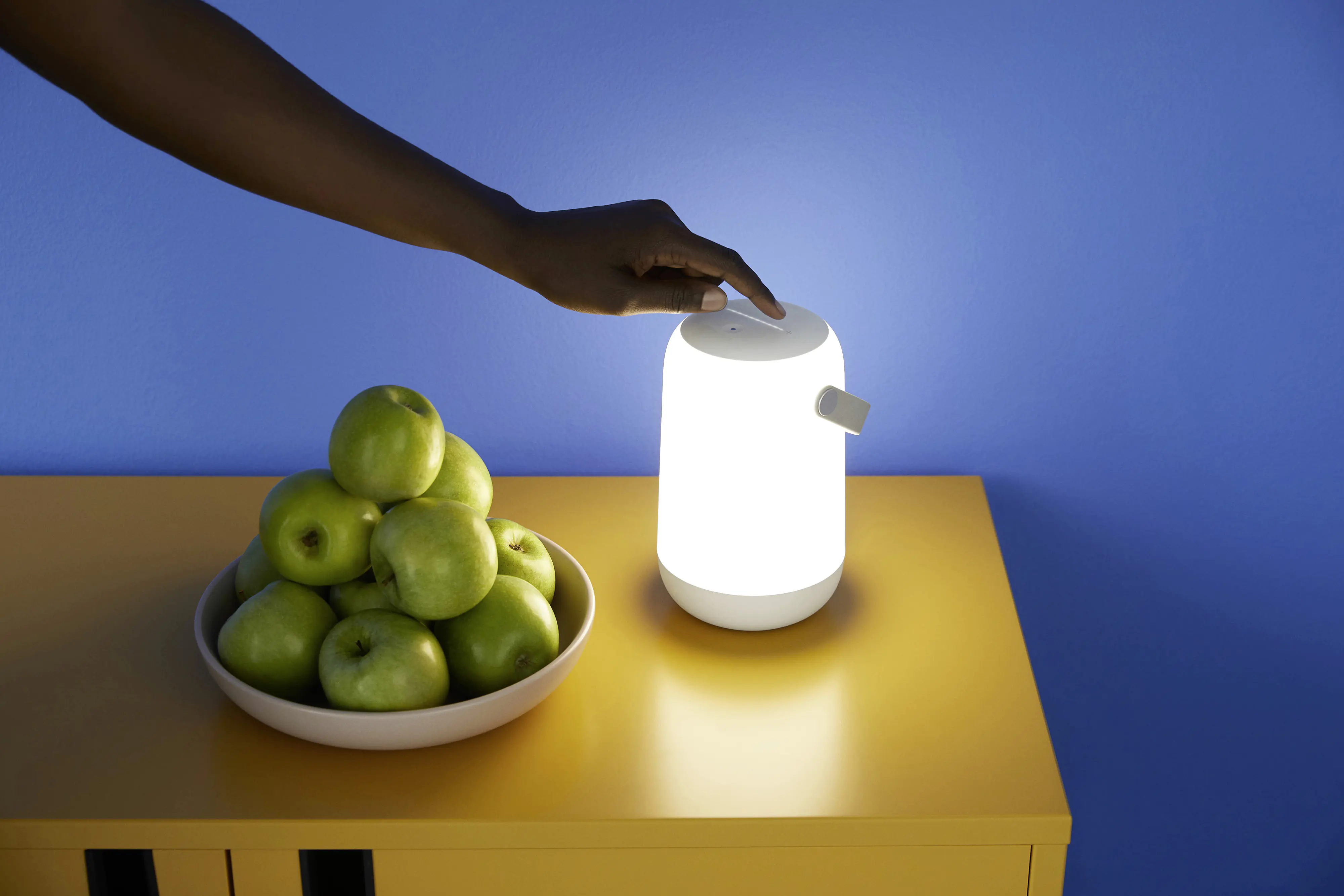 Wiz LED-Tischleuchte mobiles tragbares Licht 13,5 W RGB-Beleuchtung weiß
