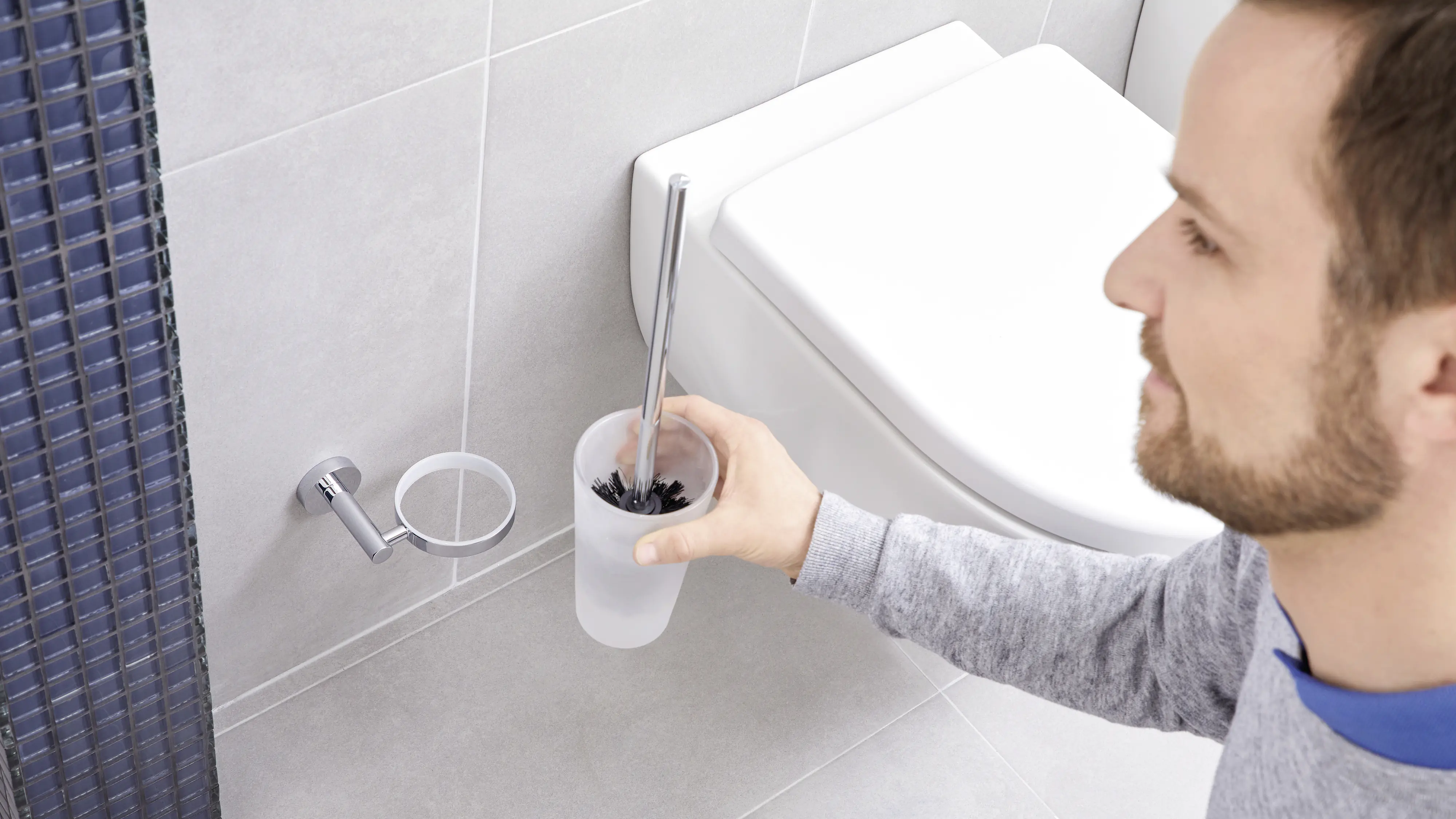 tesa WC-Bürstengarnitur Exxcellent Metall und Milchglas, chrom/weiß