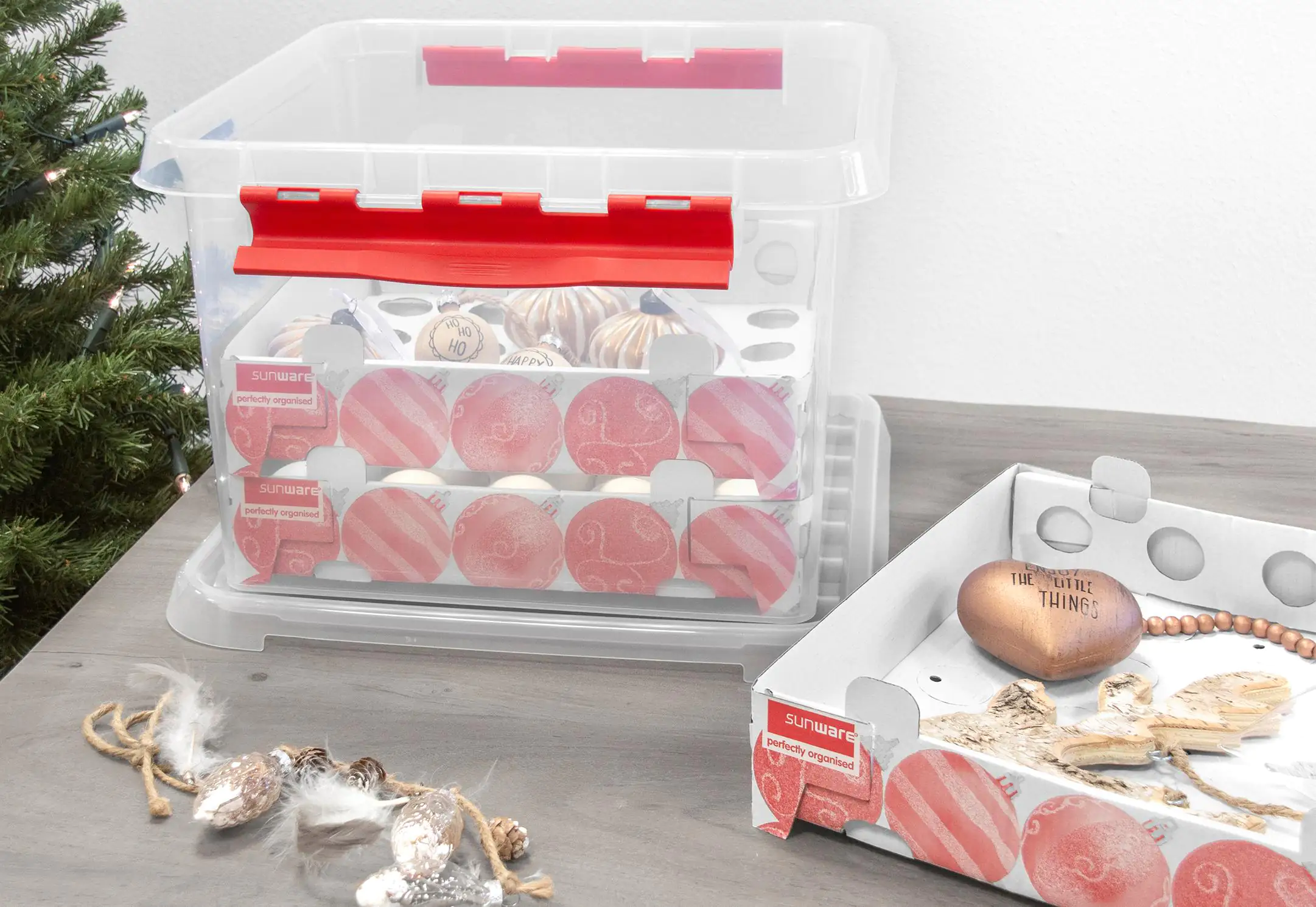 Sunware Weihnachtsbox Q-line 26L mit Einsatz für 75 Kugeln transparent rot