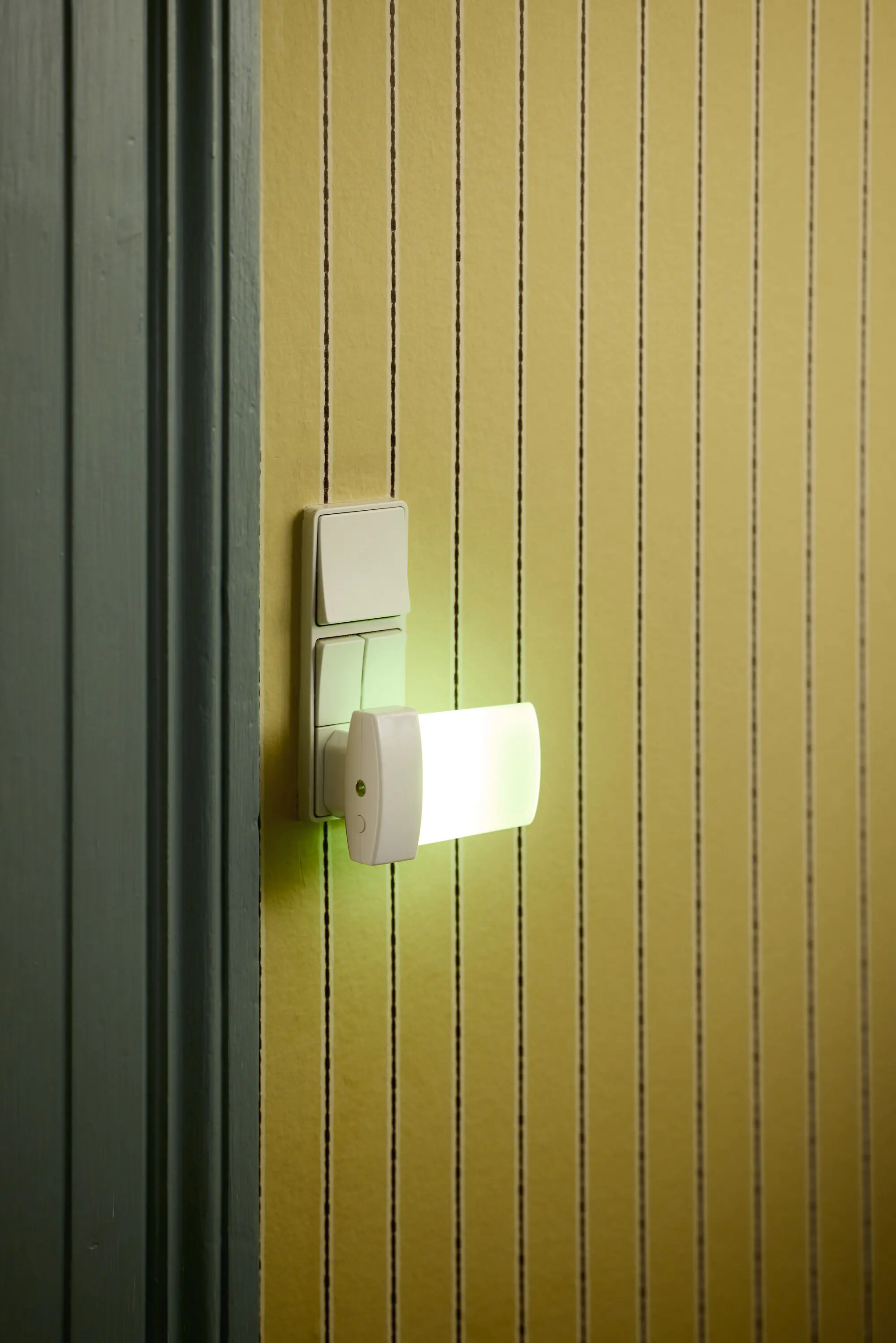 Osram LED-Nachtlicht Lunetta Shine mit Tag-/Nacht Sensor 9 cm warmweiß-kaltweiß weiß 
