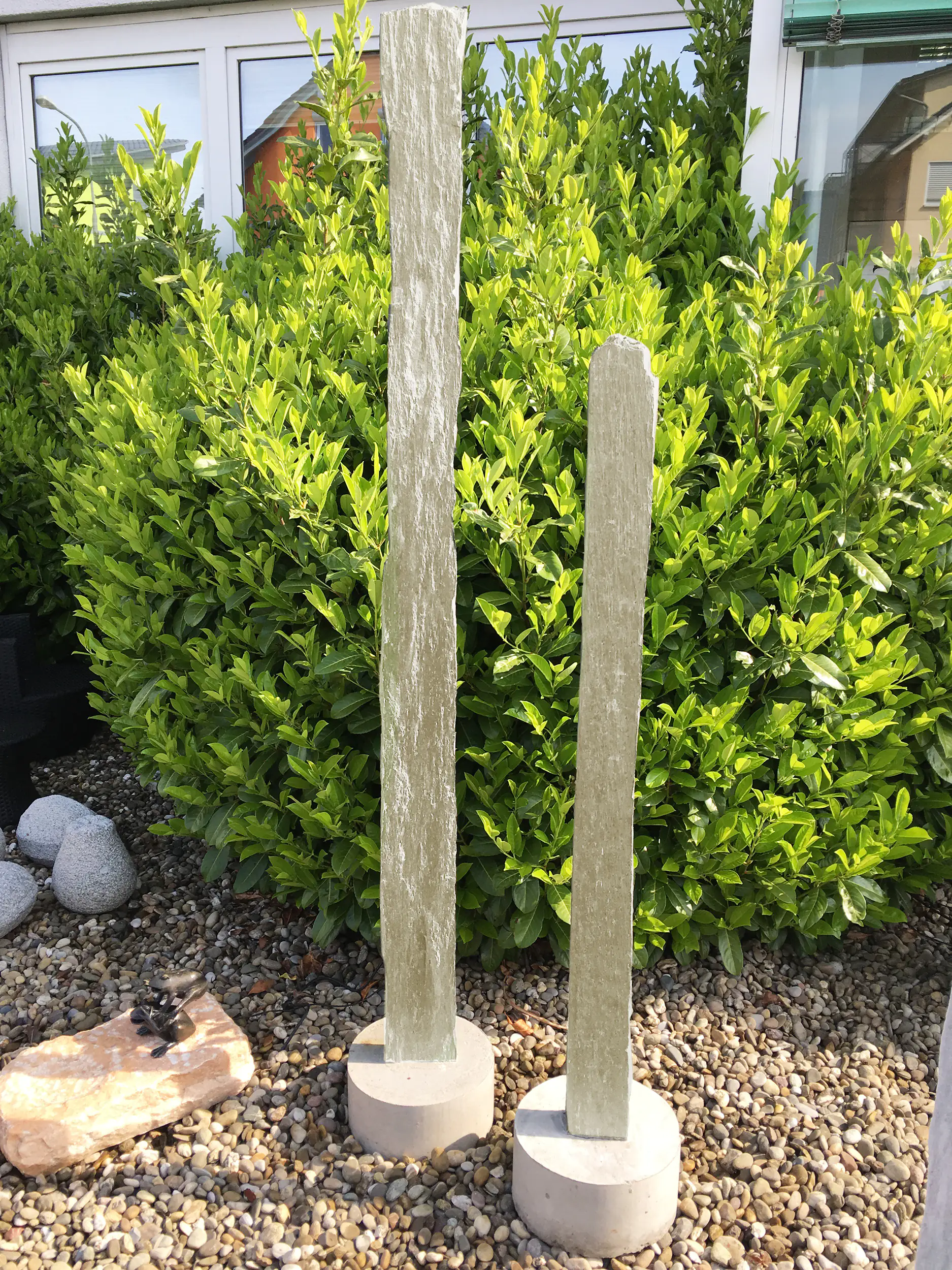 Naturquarzitstele weiß, Gesamthöhe ca. 75 cm inklusive Betonsockel