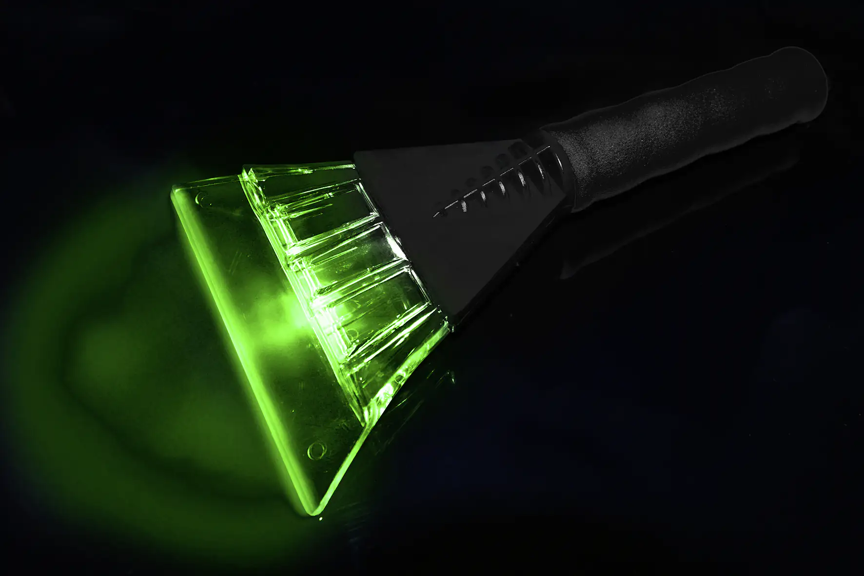 APA Eiskratzer mit LED Leuchte farbig sortiert