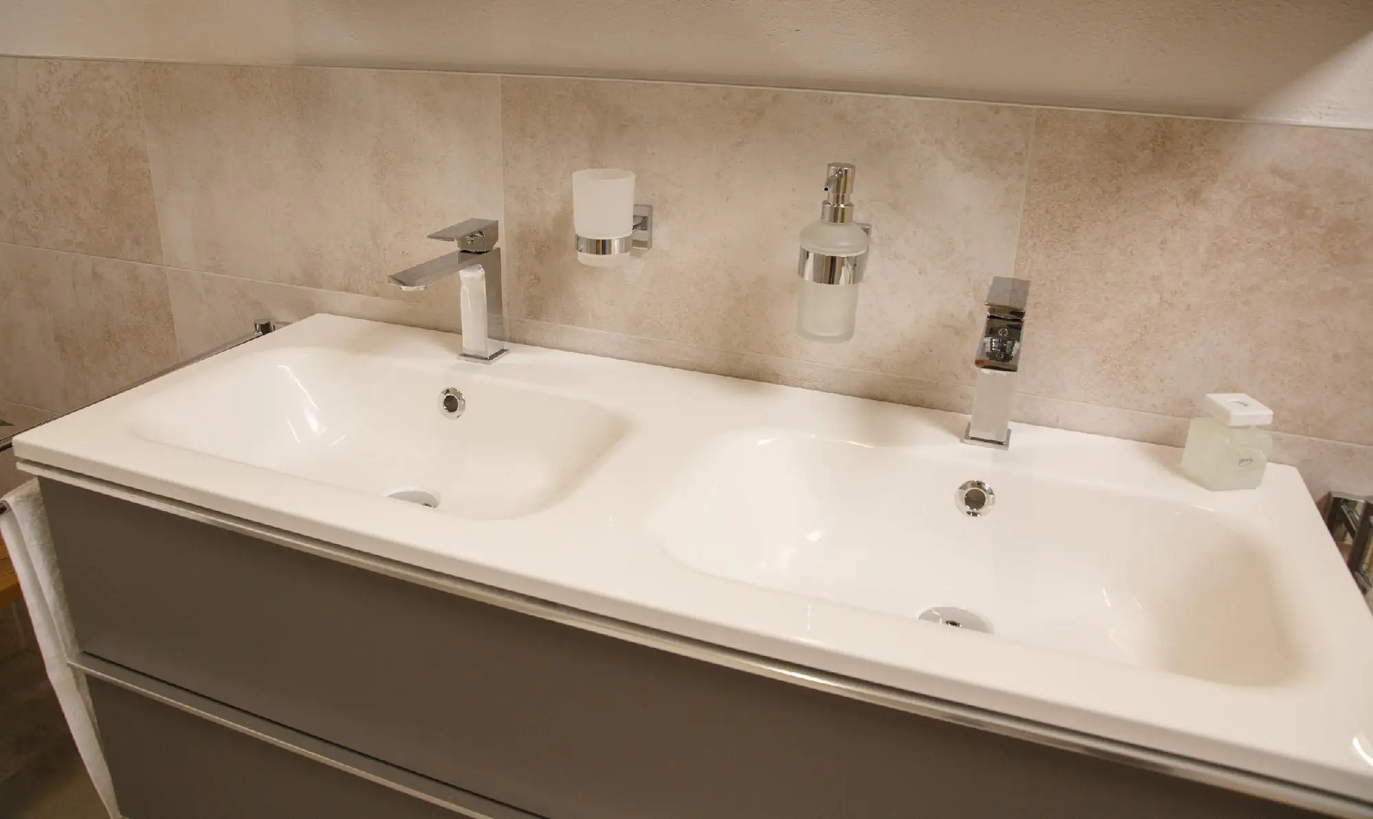 Primaster Mineralguss-Waschbecken 121 cm Düsseldorf weiß