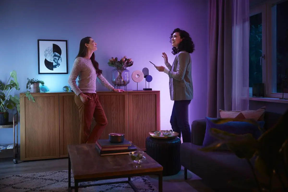 Philips Hue tragbare Tischleuchte White & Color Ambiance Go weiß