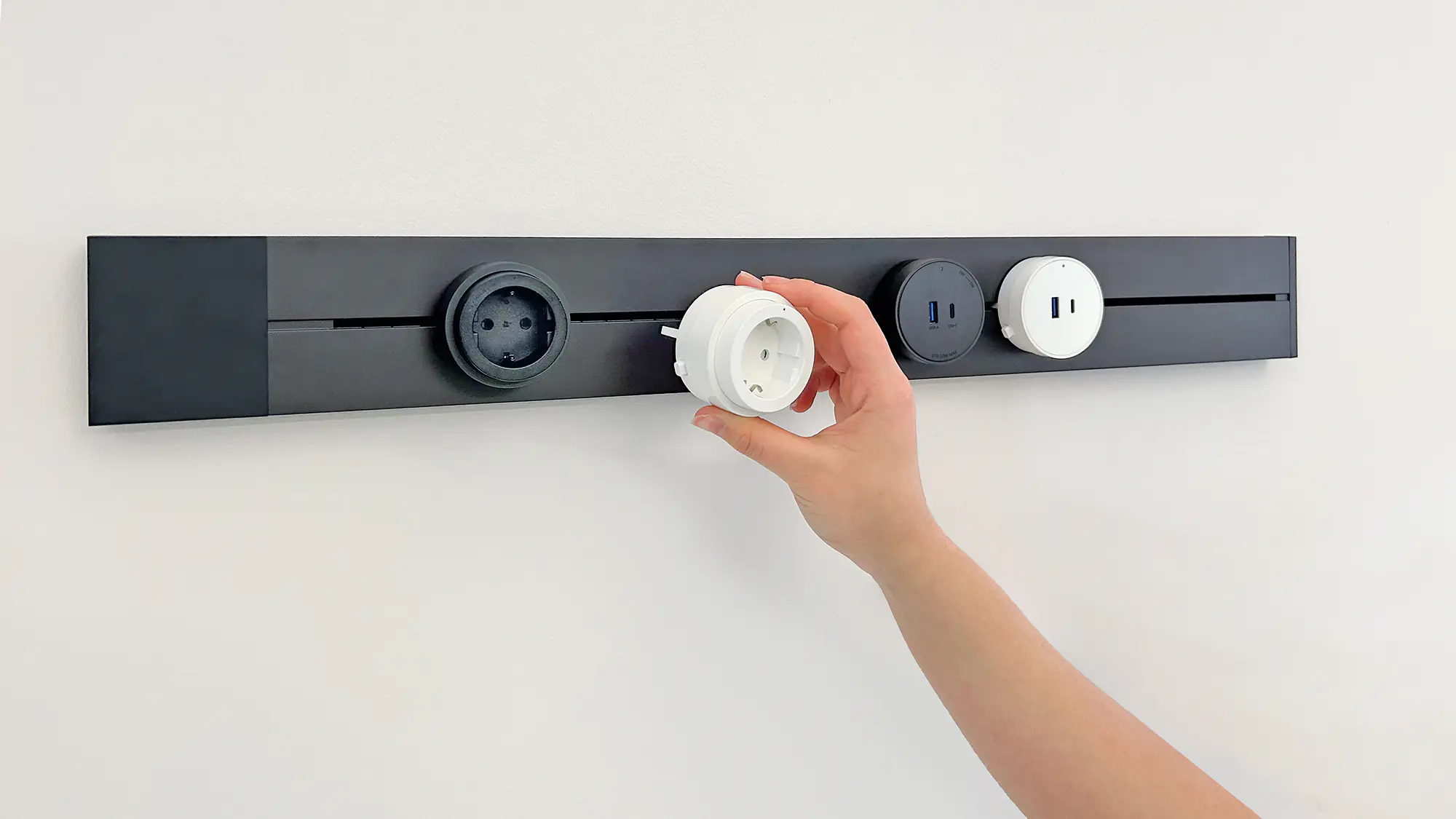 Schwaiger Modulare Stromleiste 75 cm max. 3680W schwarz