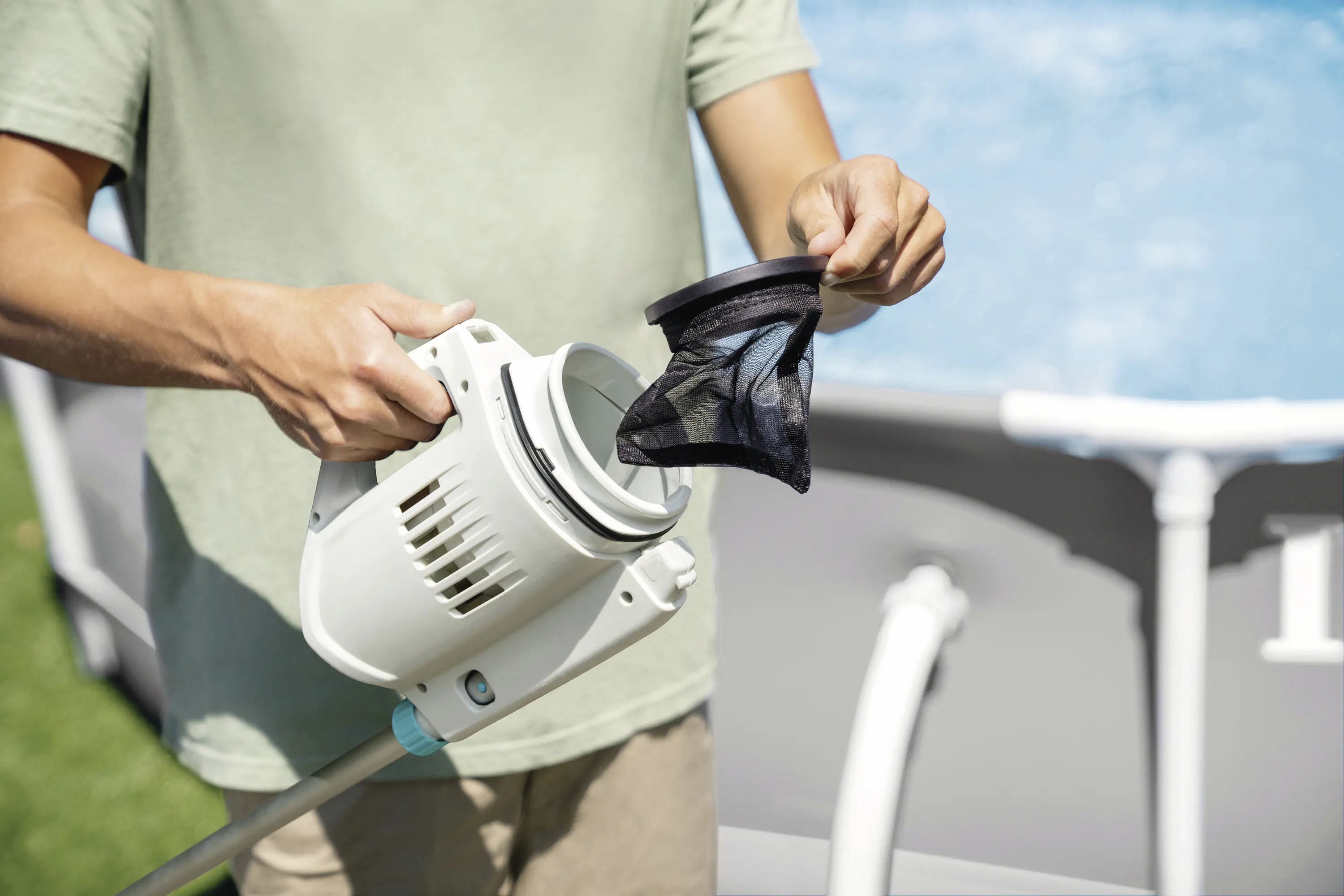 Intex Akku Poolsauger ZR100 inkl. 2 Reinigungsbürsten