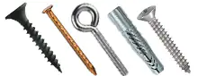 Fünf verschiedene Befestigungsmittel auf weißem Hintergrund: eine schwarze Spanplattenschraube, ein rostfarbener Nagel, eine silberne Ringschraube, ein Metall-Dübel und eine silberne Holzschraube mit Kreuzschlitz.