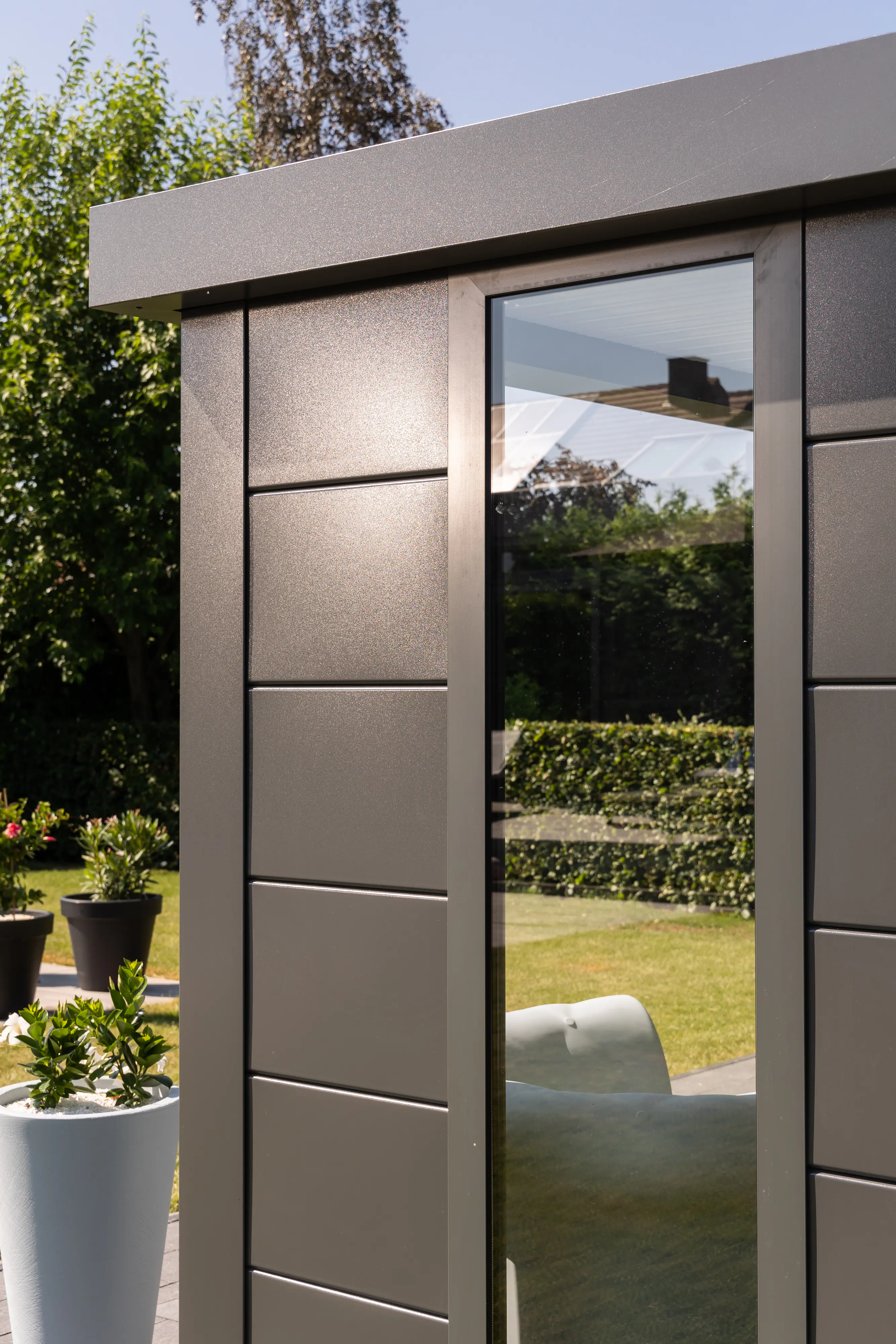 Telluria Gerätehaus Classico Lounge L mit Fenstern 3330 links granitgrau 672 x 298 cm