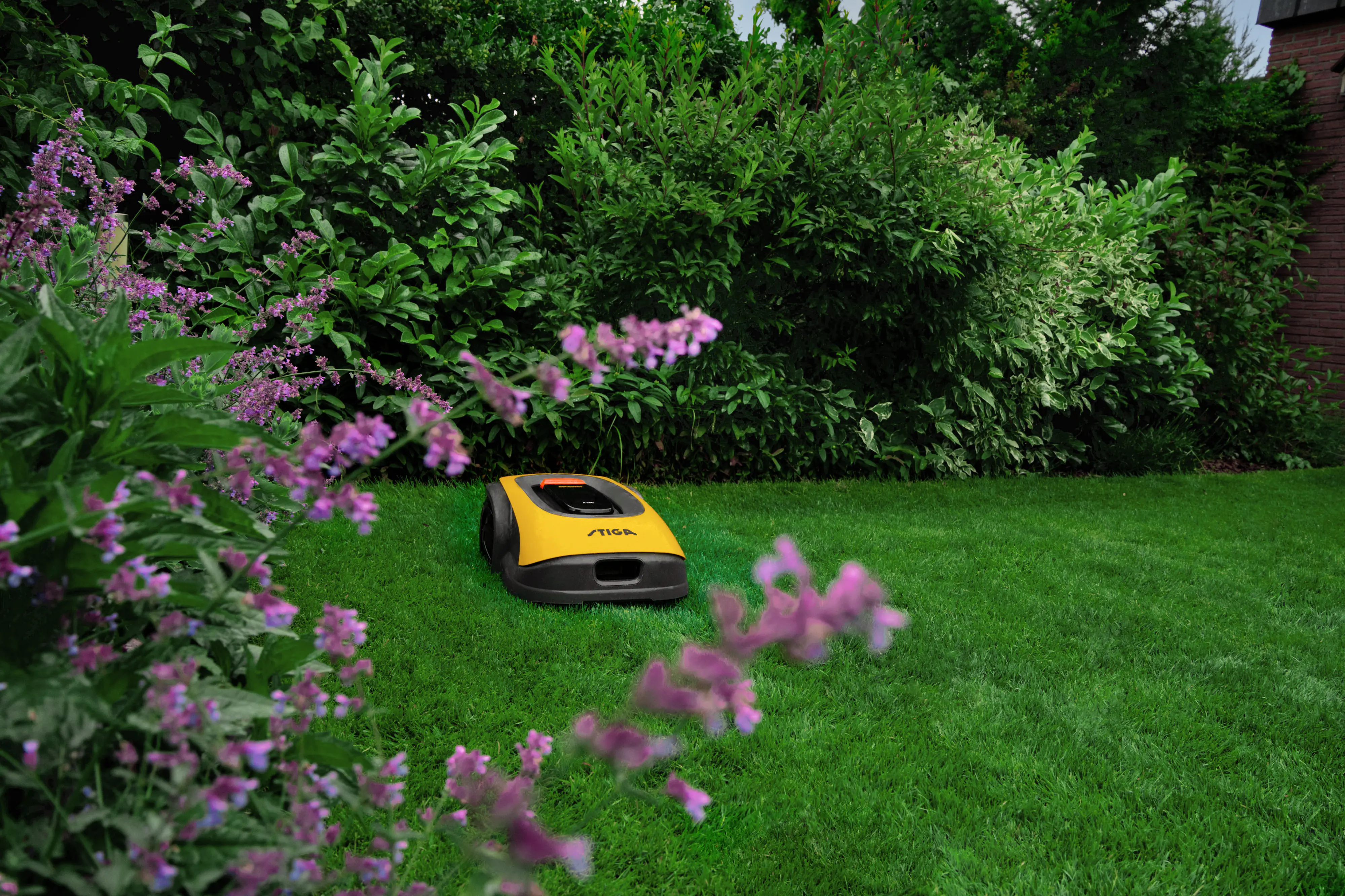 Stiga Mähroboter A300 18 cm Schnittbreite kabellos für bis zu 450 m² Rasenfläche