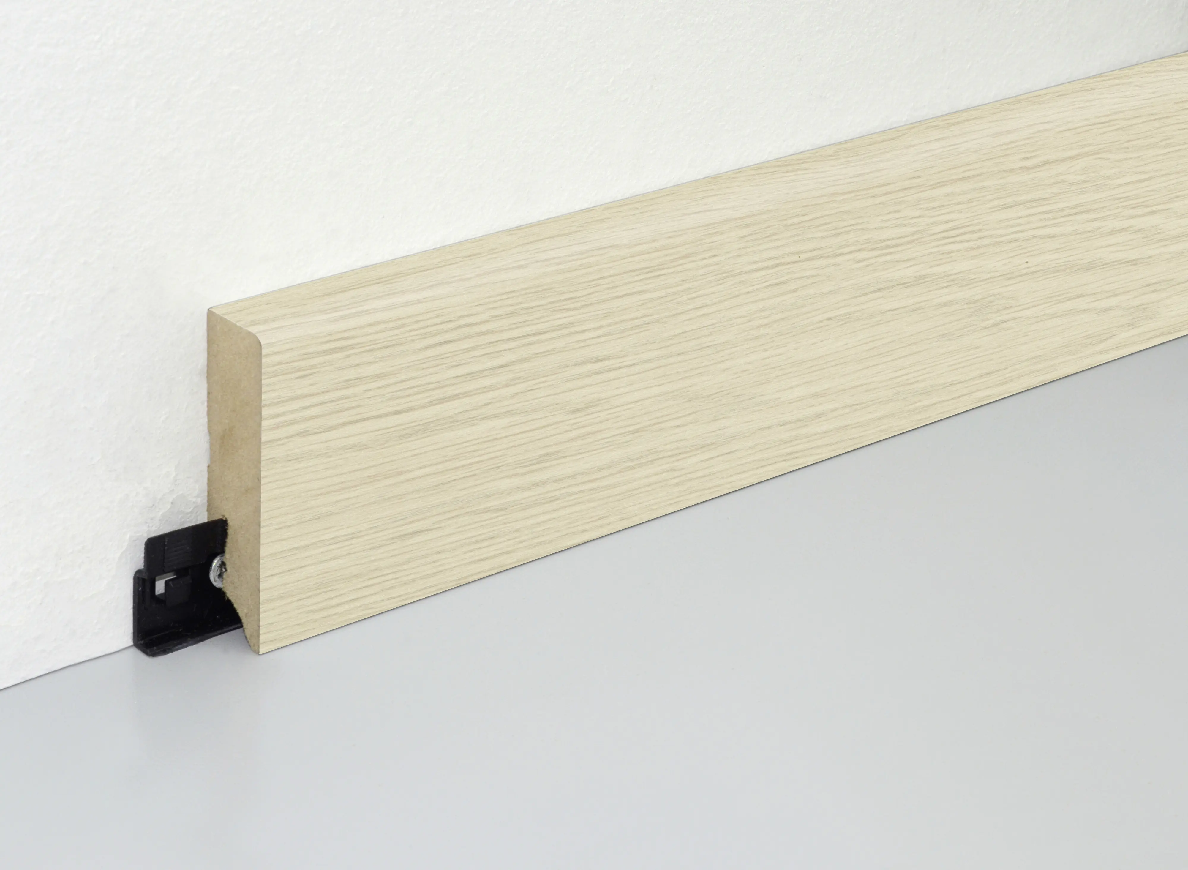 Neuhofer Fußleiste 240 cm 70 x 19 mm Eiche elegance