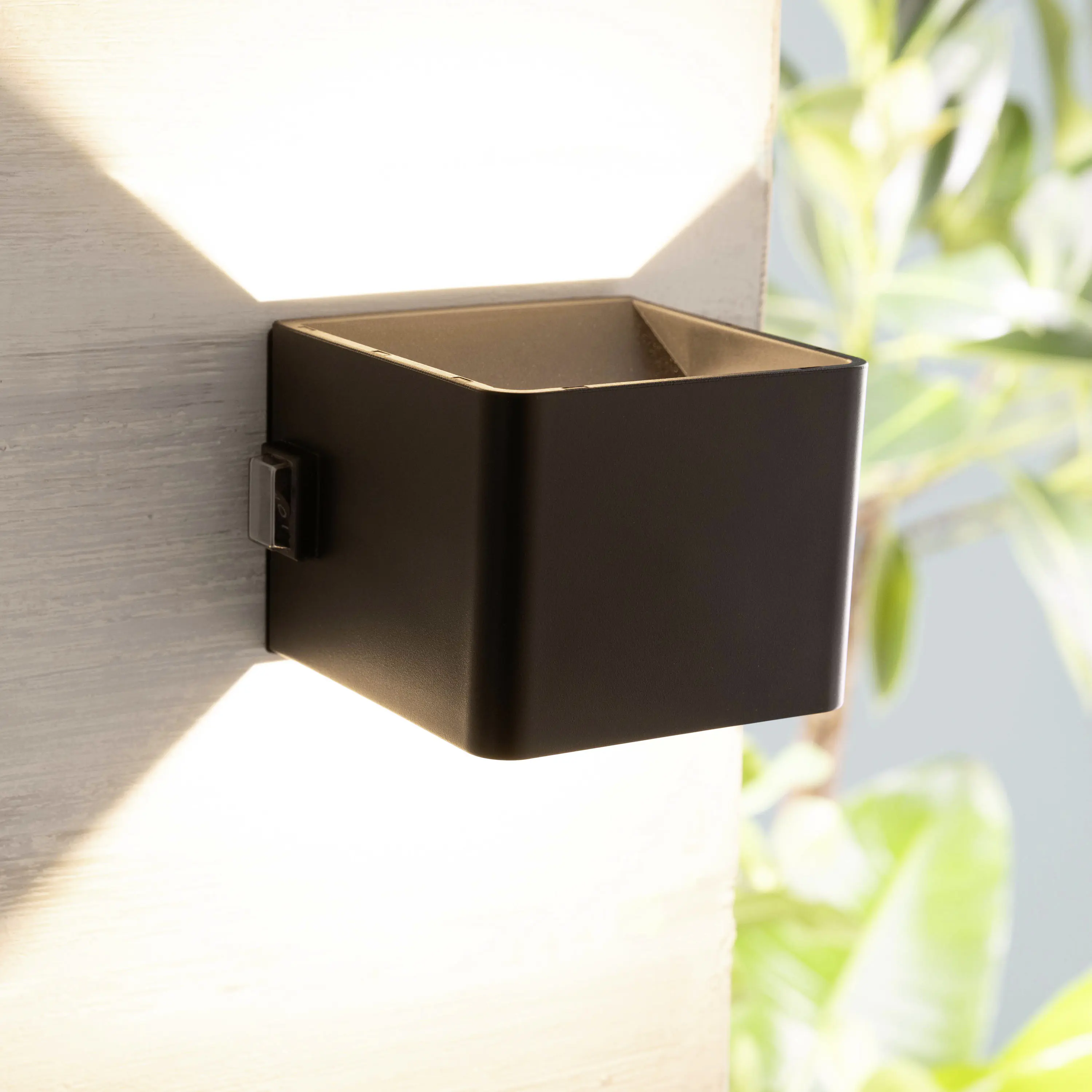 Brilliant Iseo LED Außenleuchte 4 W mit Bewegungsmelder und USB-Anschluss schwarz