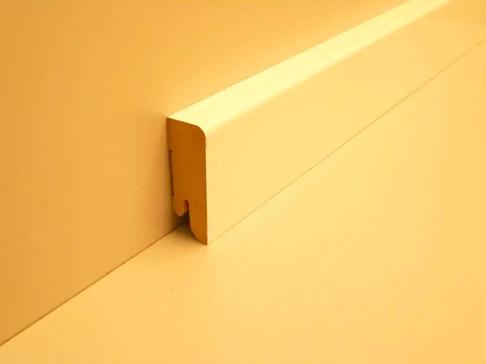 B.S. Bauprogramm Clip-Sockelleiste 250 cm 50 x 18 mm Eiche brillantweiß