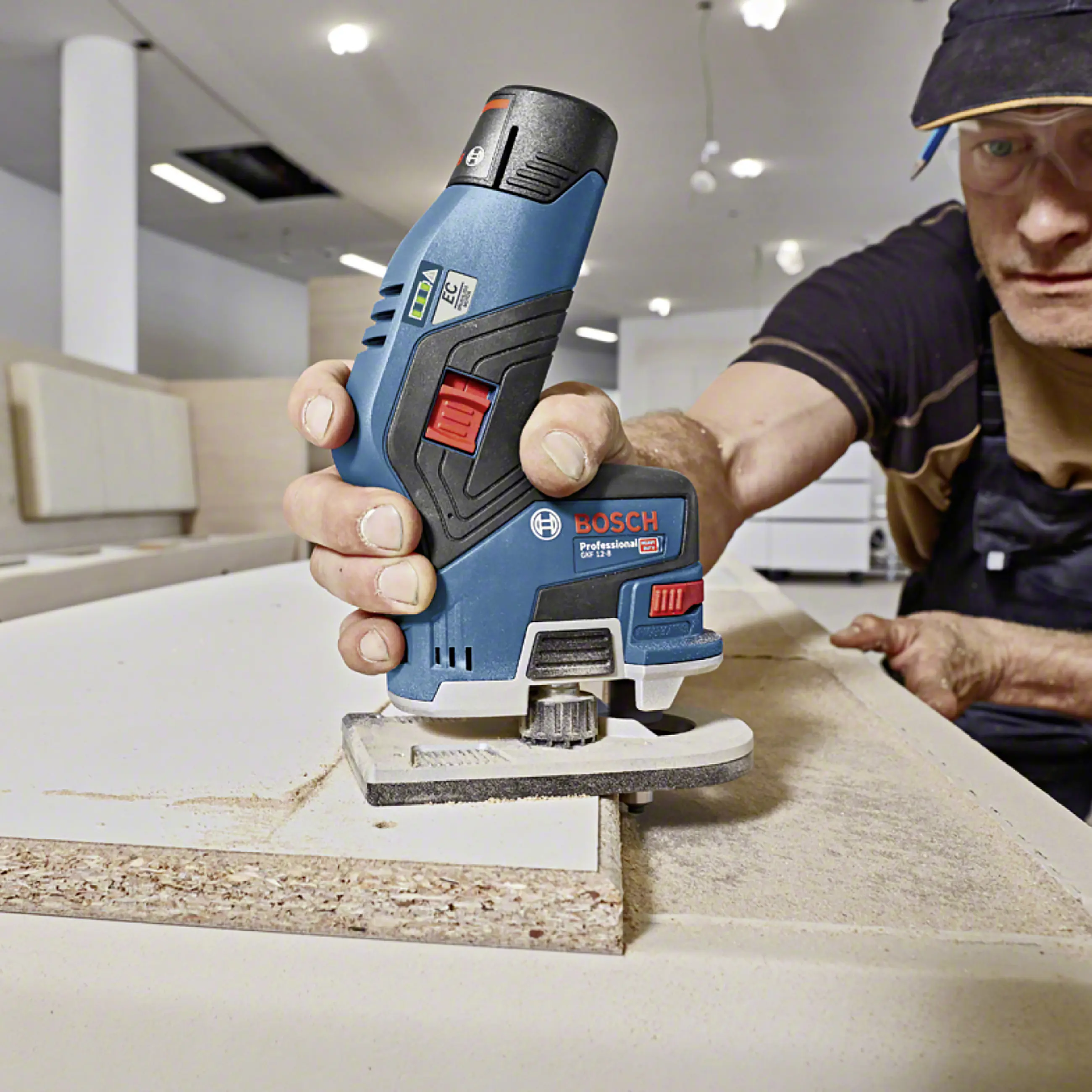 Bosch Professional Akku-Kantenfräse GKF 12V-8 Solo